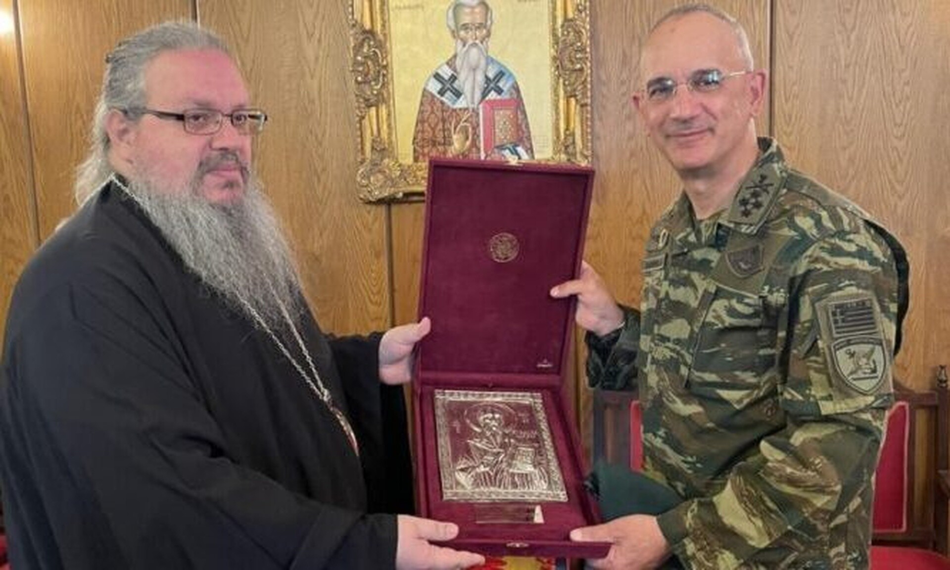 Ο Αρχηγός ΓΕΕΘΑ στον Μητροπολίτη Λαρίσης: Χέρι-χέρι Στρατός – Εκκλησία