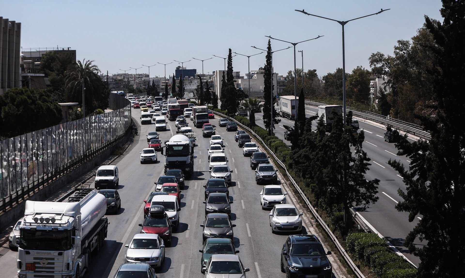 Κίνηση στους δρόμους: Απελπισία στις εθνικές, καθυστερήσεις στην Αττική οδό