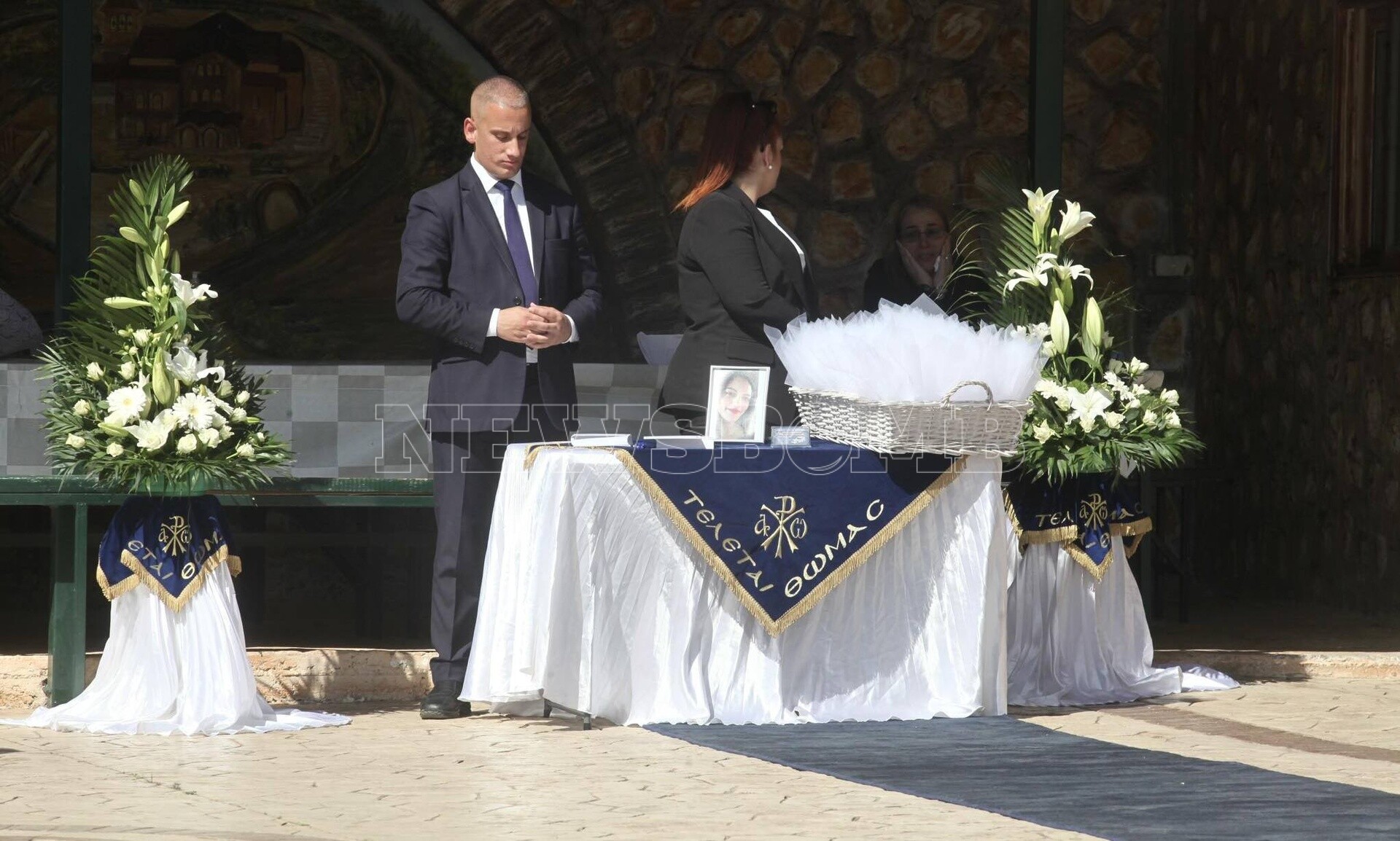 Άγιοι Ανάργυροι: Ντυμένη νύφη κηδεύτηκε η 28χρονη – Κατέρρευσε η μητέρα της