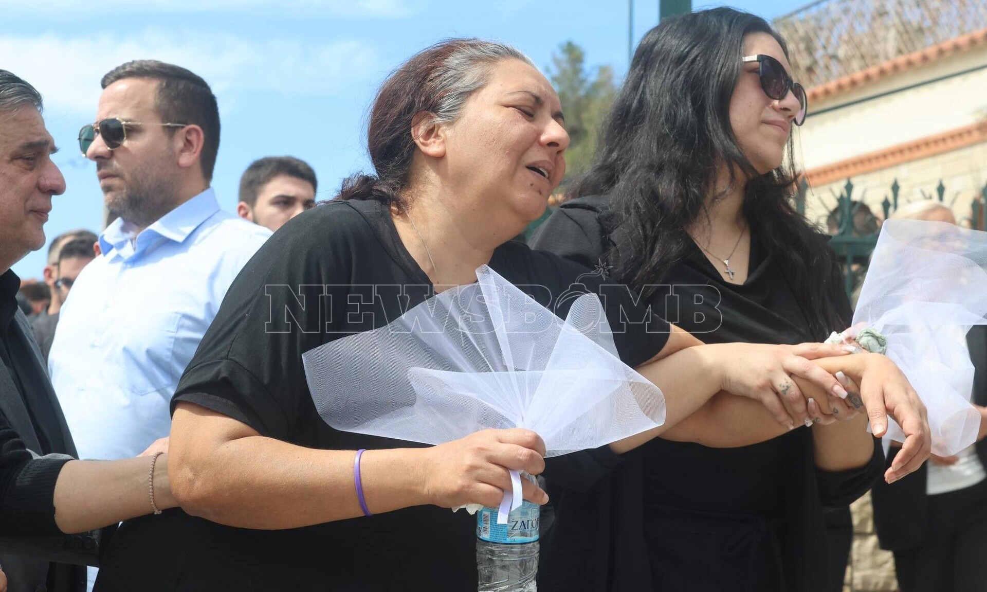 Άγιοι Ανάργυροι: Σε κλίμα οδύνης κηδεύτηκε η 28χρονη – «Είναι ψέμα» φώναζε η μητέρα της