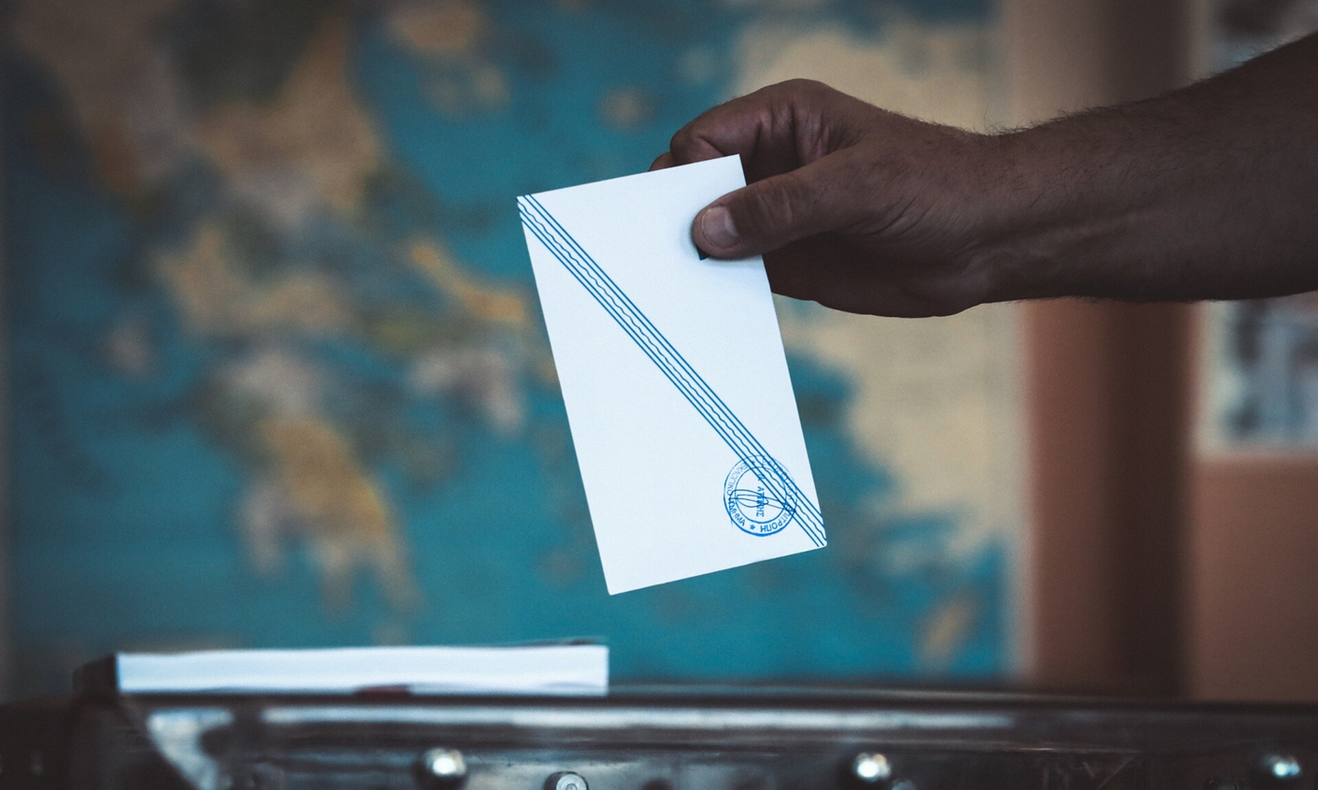 Δημοσκόπηση MRB: Εξακολουθεί να προηγείται η ΝΔ με διπλάσιο ποσοστό από τον ΣΥΡΙΖΑ