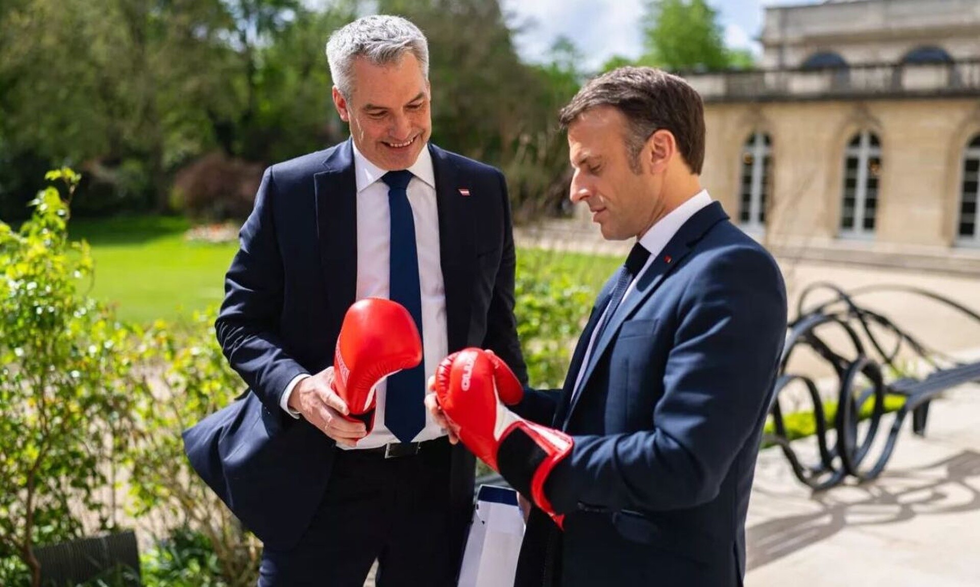 Γαλλία: Ο Αυστριακός καγκελάριος δώρισε στον Γάλλο πρόεδρο… γάντια του μποξ – Ο «Ρόκι Μακρόν»