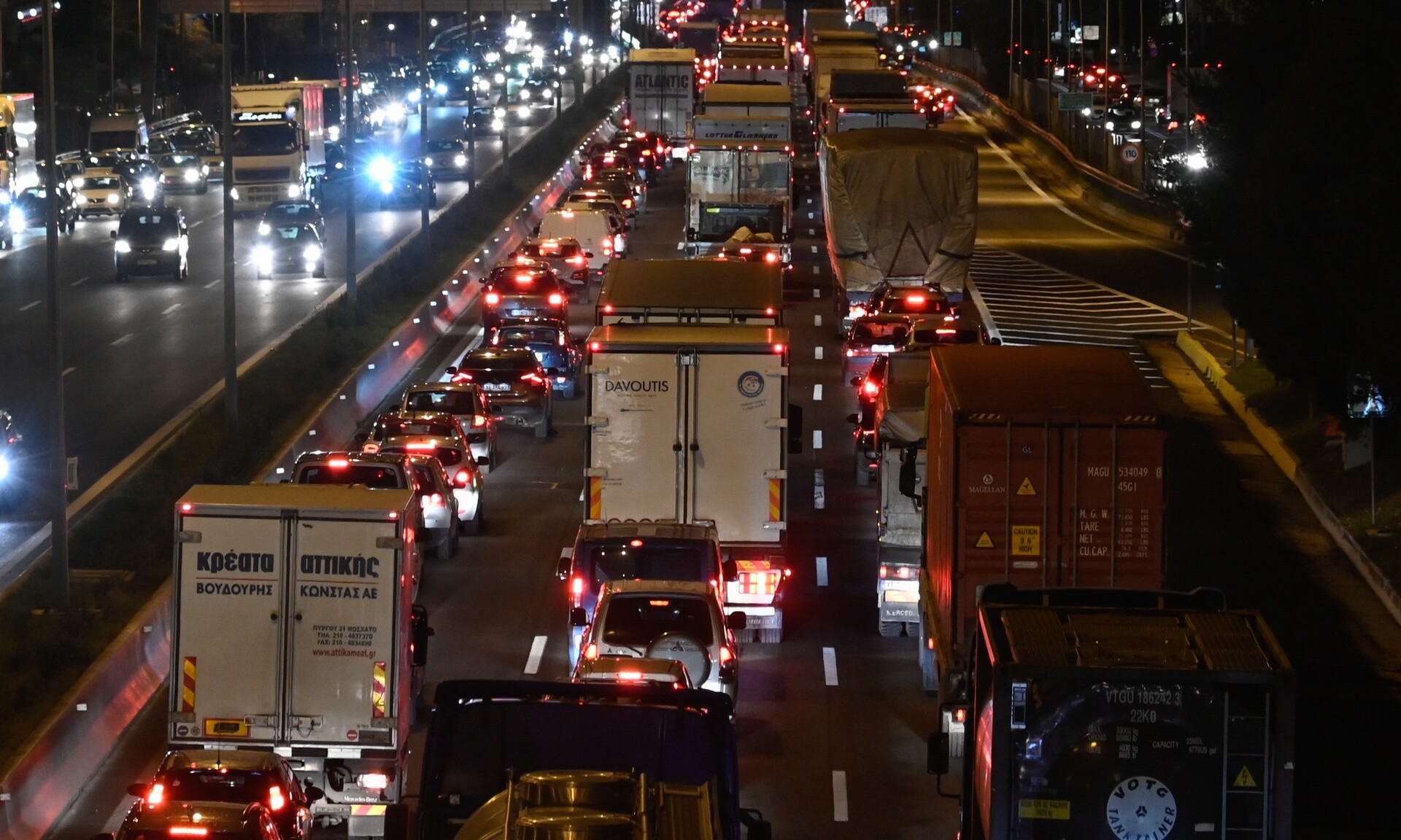 Χάος στον Κηφισό: Ανατροπή οχήματος στο ρεύμα προς Λαμία – Δύο τραυματίες