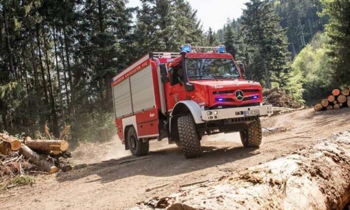 1538051-mercedes-benz-unimog-fire-truck-2.jpg