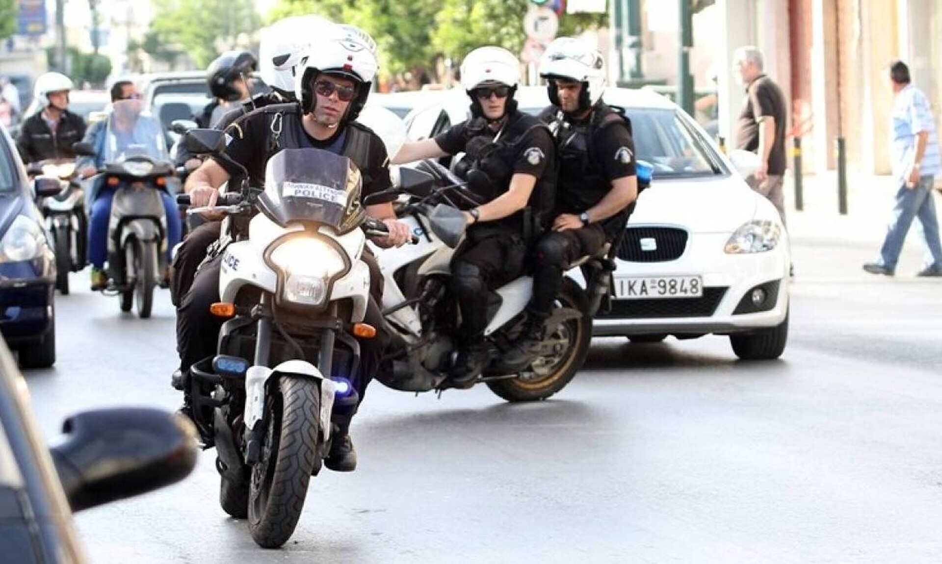 Πάτρα: Βίντεο από τη στιγμή που γυναίκα πηδάει από το μπαλκόνι για να ξεφύγει από τον σύζυγό της