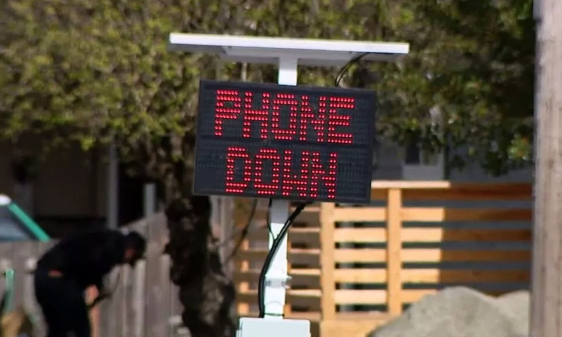 Πινακίδες προειδοποιούν τους οδηγούς που μιλούν στο κινητό τους