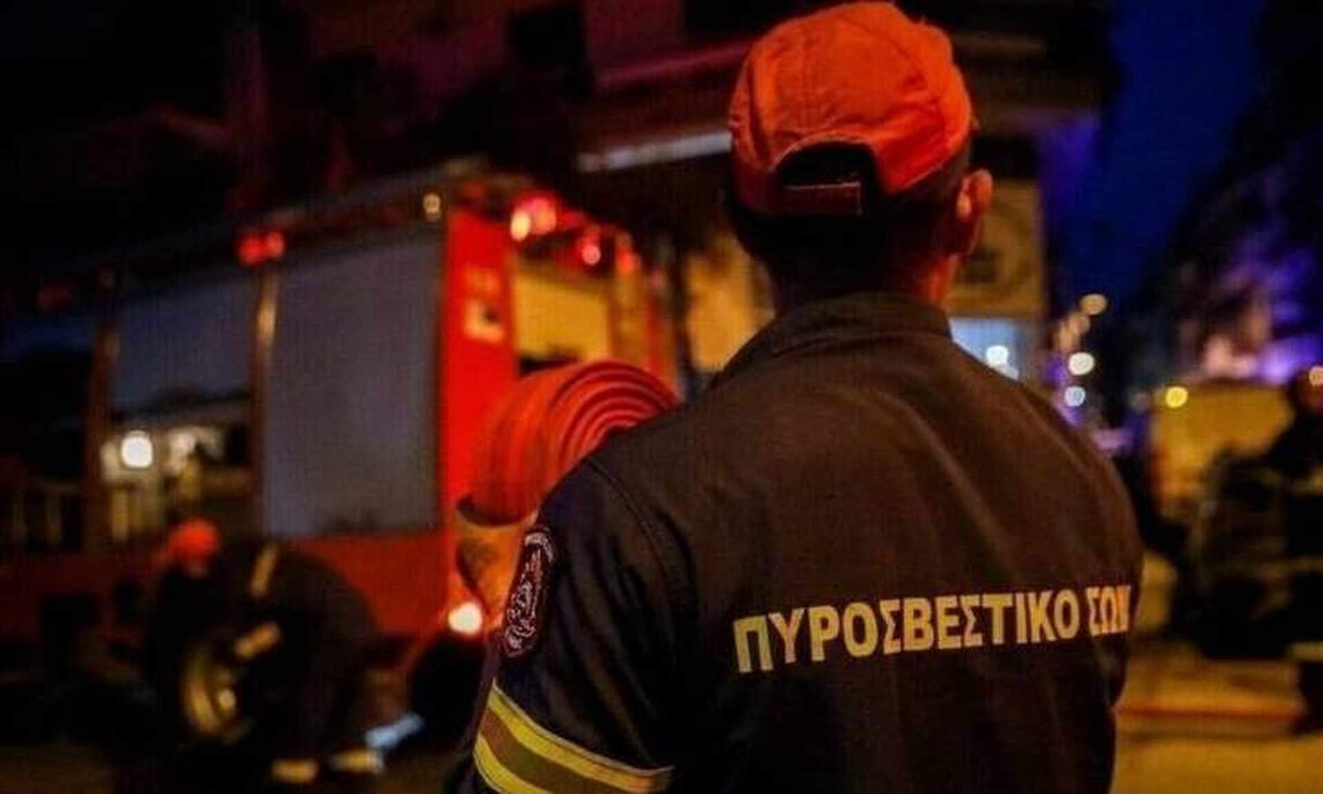 Συναγερμός στα Σεπόλια: Φωτιά σε εγκαταλελειμμένο τριώροφο κτίριο