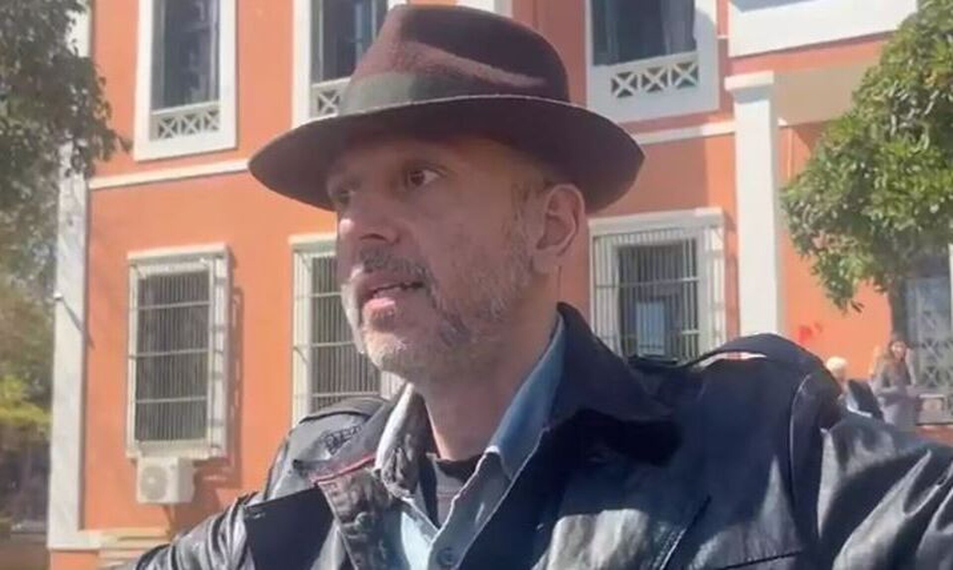 Η αλλοπρόσαλλη συμπεριφορά καθηγητή που κατηγορείται για σεξουαλική παρενόχληση μαθήτριας