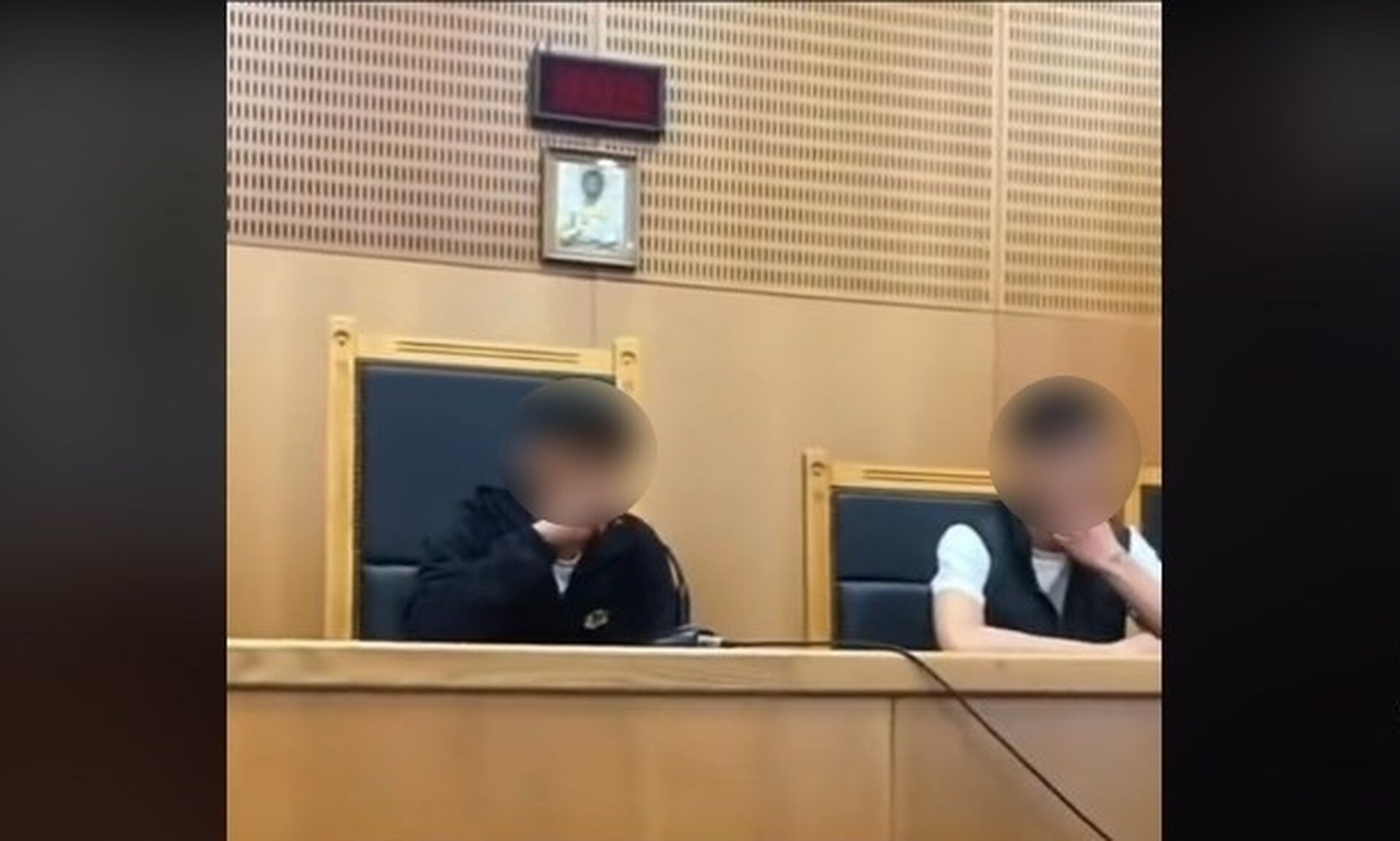 Νεαροί «αλωνίζουν» σε δικαστική αίθουσα – Κάνουν «αναπαράσταση δίκης» διακωμώδωντας την δικαιοσύνη