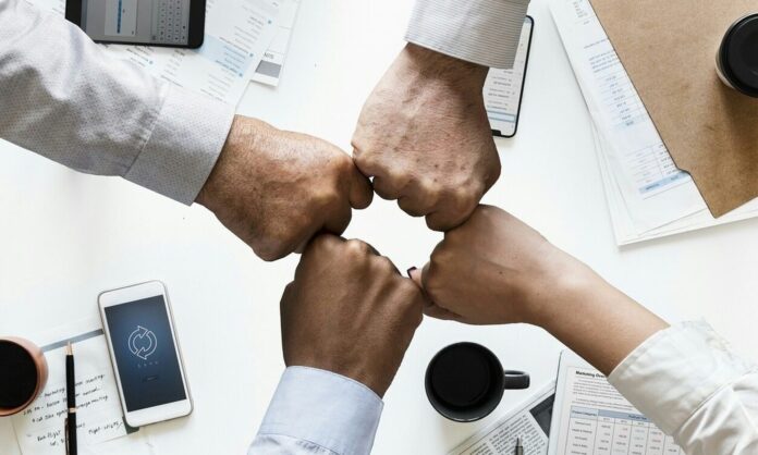 1539160-teamwork-3309829_1280.jpg