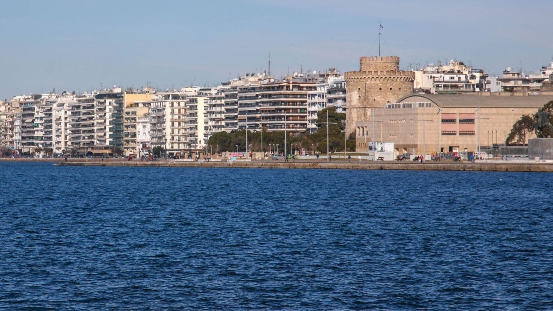 Τραγωδία στη Θεσσαλονίκη: Νεκρή γυναίκα που έπεσε στον Θερμαϊκό