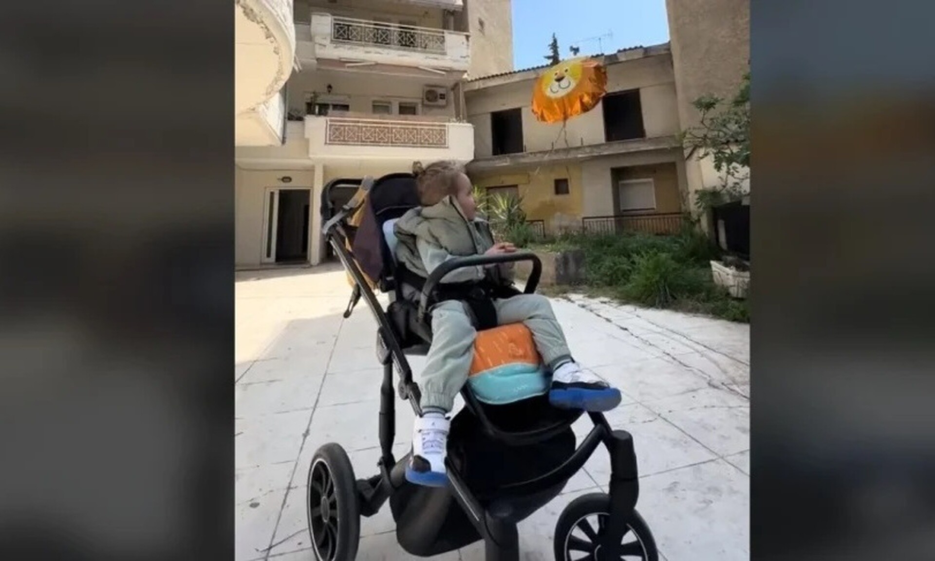 Ο μικρός Χρήστος αφήνει μπαλόνι στον ουρανό για τη μαμά του που χάθηκε στα Τέμπη