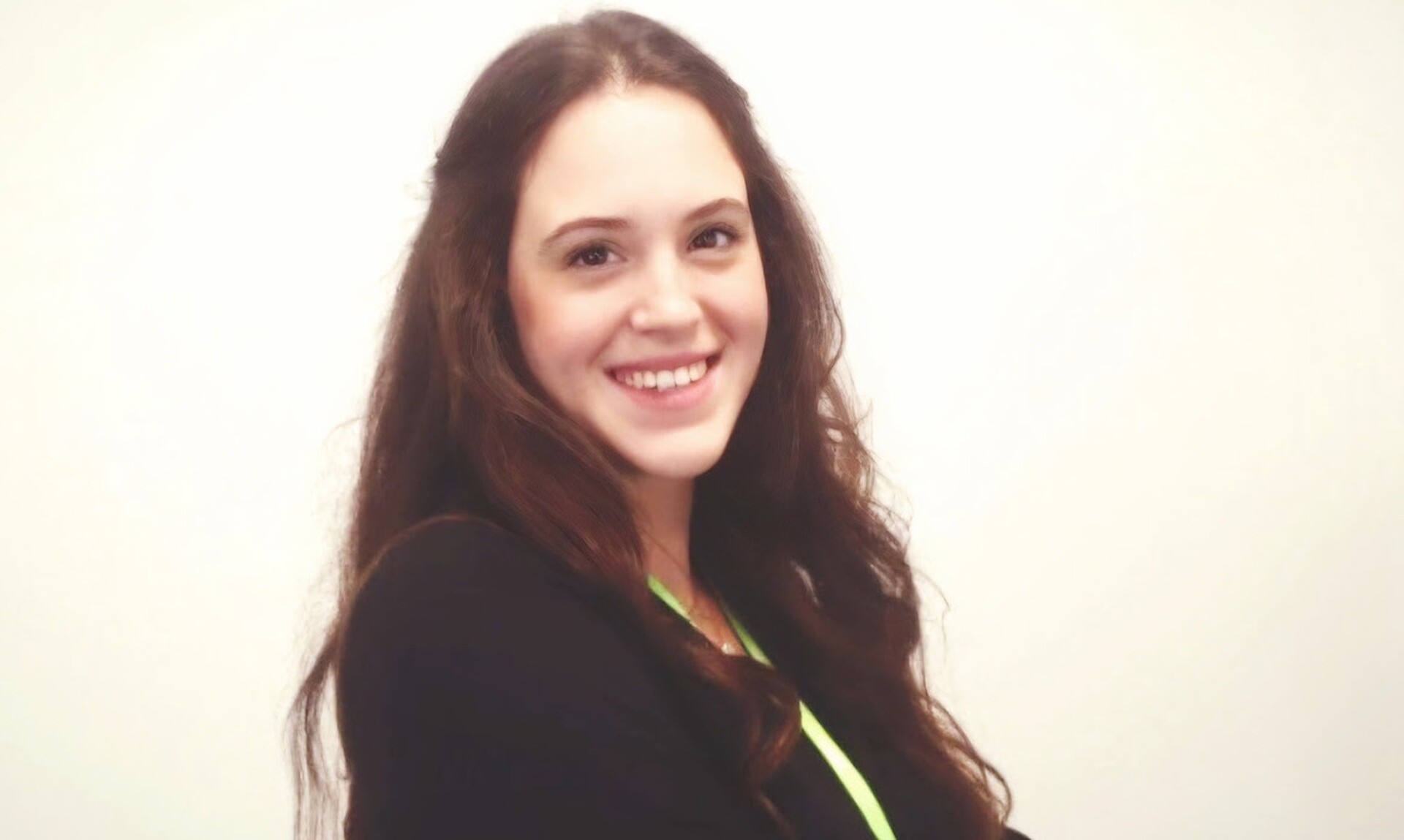 Η 26χρονη Ελληνίδα Μυρτώ Μεζίνη που μίλησε στη Γαλλική Βουλή και καταχειροκροτήθηκε