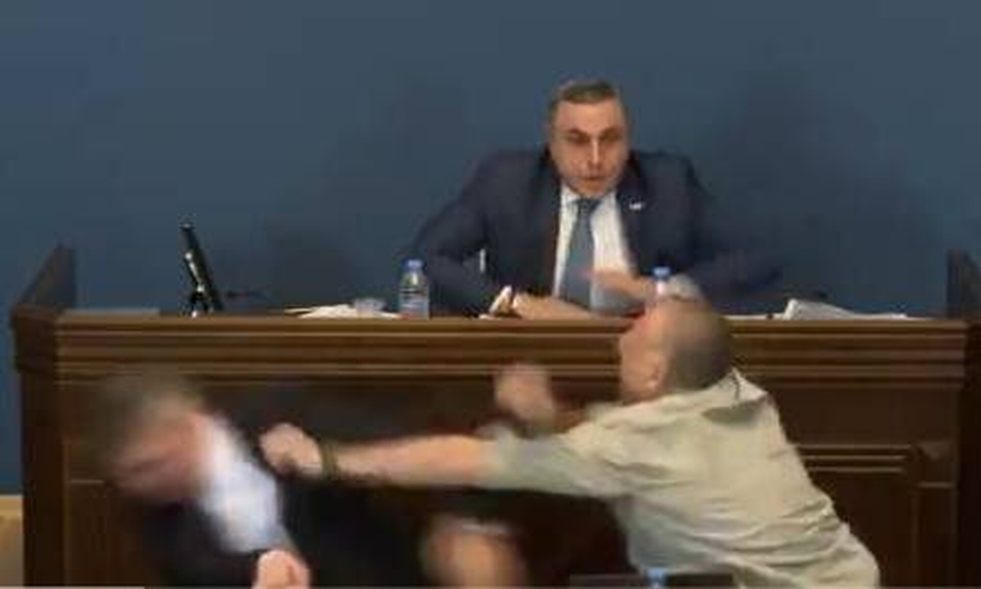 Γεωργία: Χάος στην Βουλή –  Κάμερες κατέγραψαν άγριο ξύλο μεταξύ βουλευτών