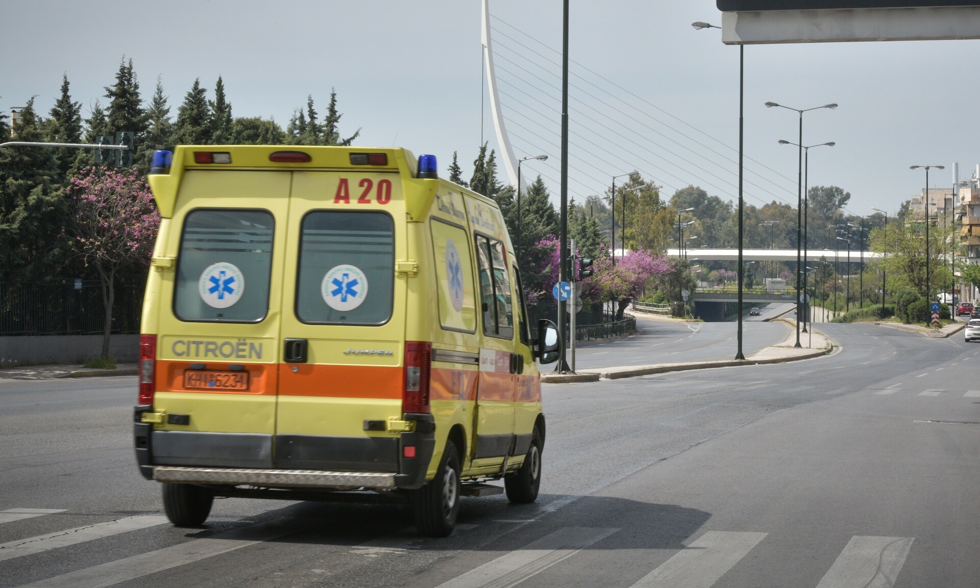 Τροχαίο ατύχημα στην Κηφισίας: Μηχανή συγκρούστηκε με ΙΧ
