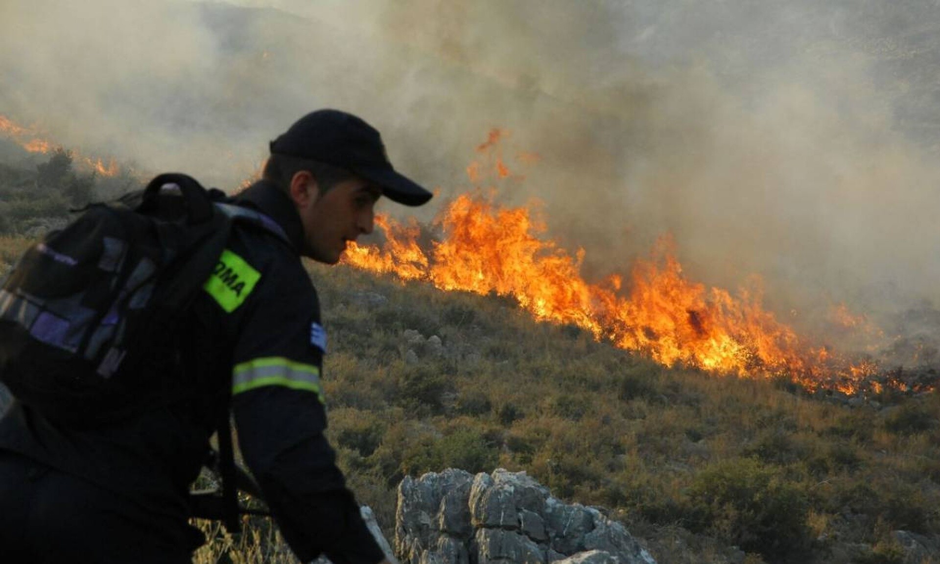 Συναγερμός για φωτιά σε δασική έκταση στο δήμο Σπάτων – Αρτέμιδος – Σηκώθηκαν και εναέρια μέσα