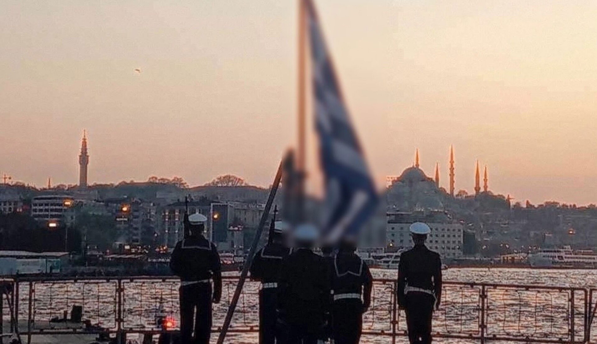 Το φυσάνε και δεν… κρυώνει οι Τούρκοι, για την έπαρση της ελληνικής σημαίας στην Κωνσταντινούπολη