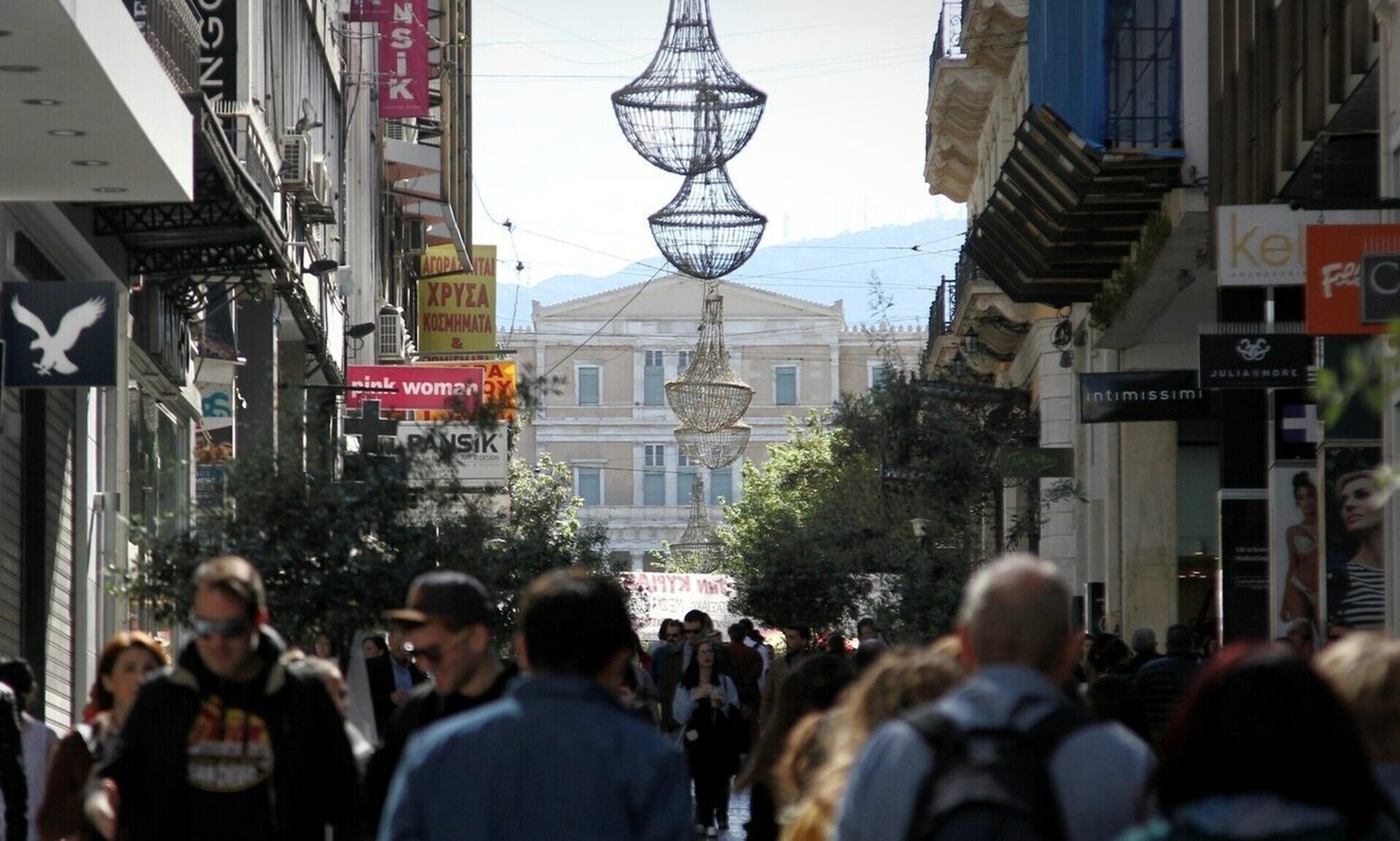Πασχαλινό εορταστικό ωράριο: Πότε ξεκινάει – Πώς θα λειτουργήσουν τα καταστήματα