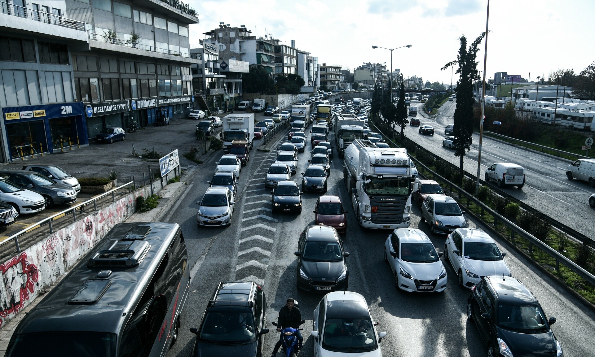 Κίνηση στους δρόμους: «Μπλόκαρε» με το…καλημέρα ο Κηφισός ενόψει γενικής απεργίας