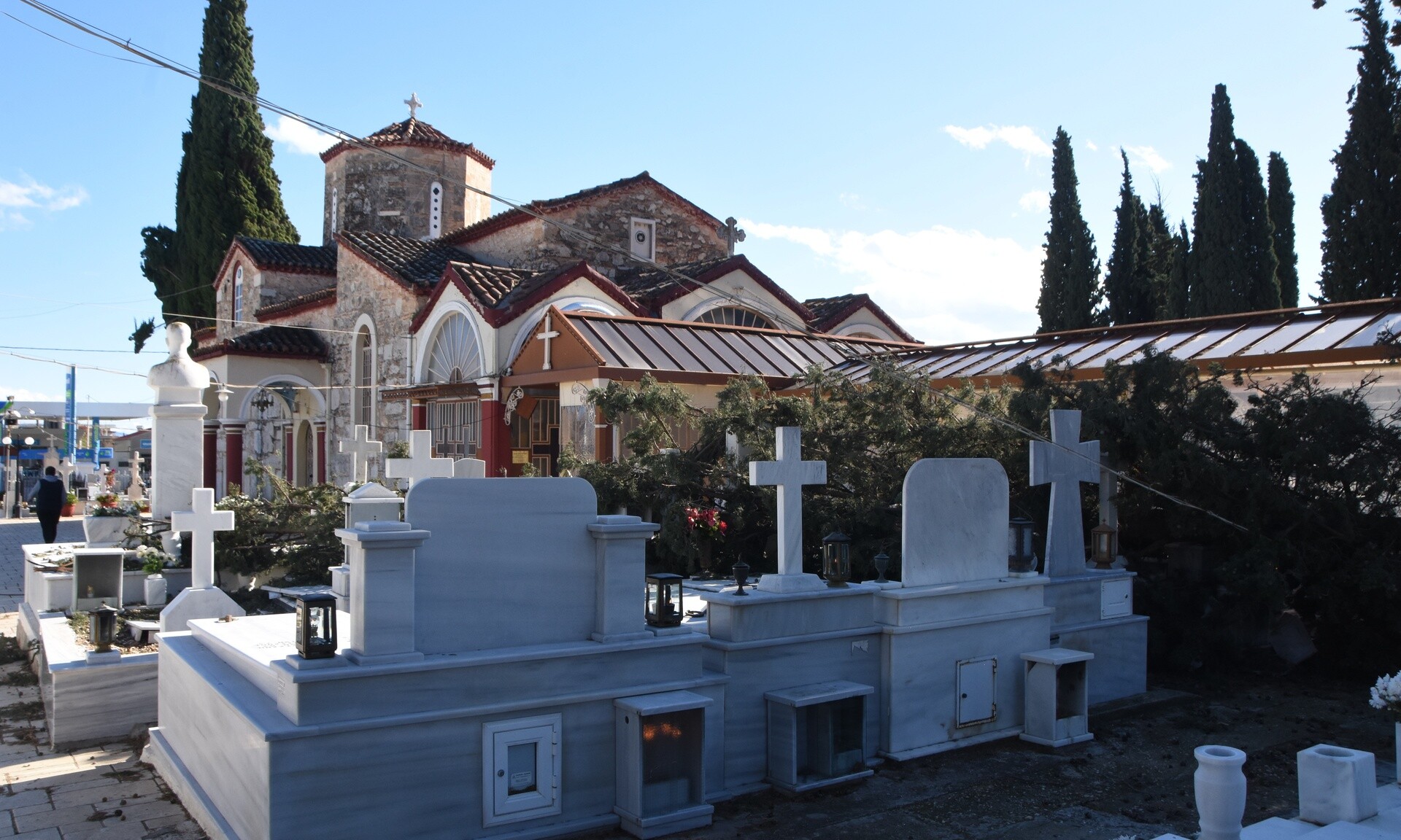 Θεσσαλονίκη: Χαμός σε κηδεία – Άρπαξε έναν μαρμάρινο σταυρό και χτύπησε γυναίκα στο κεφάλι