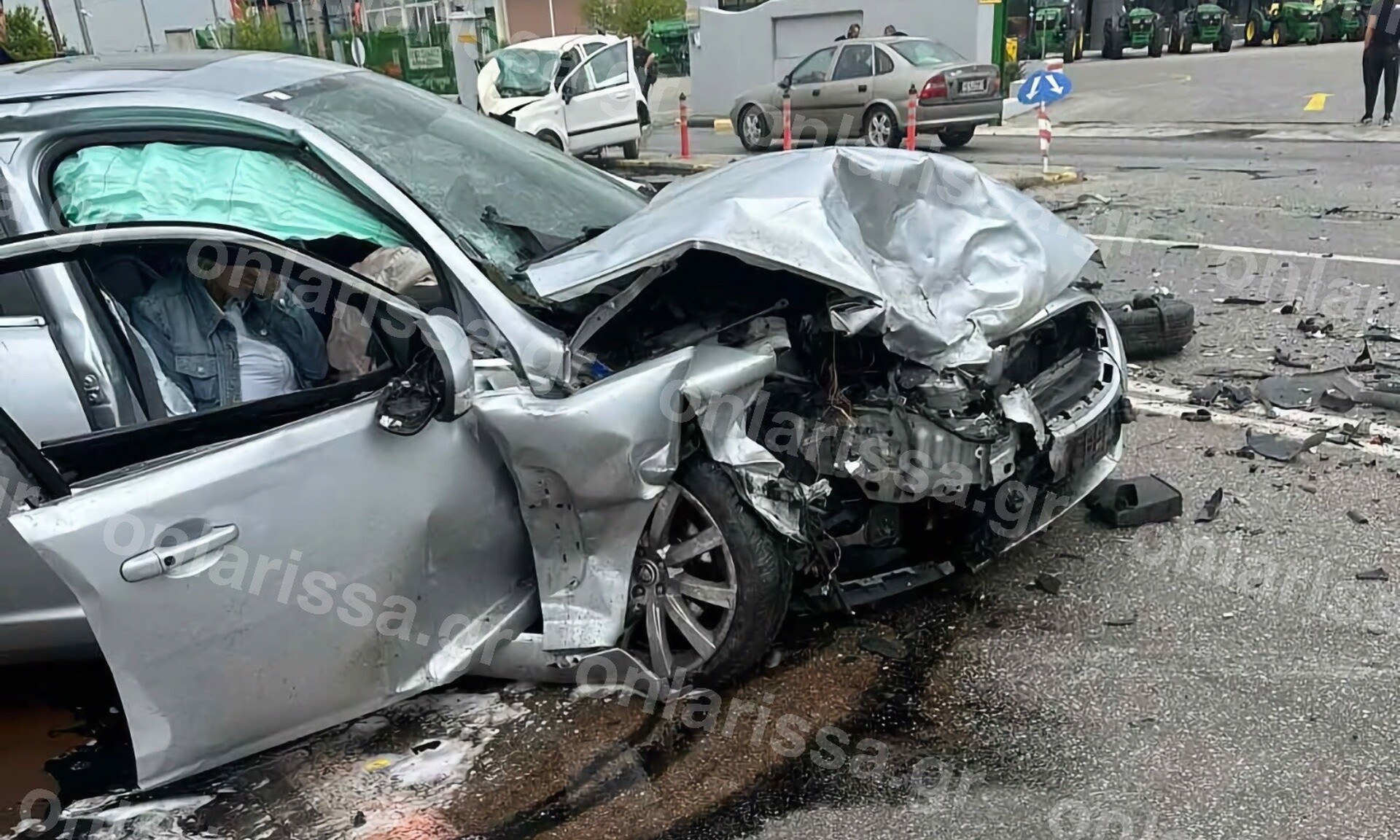 Καραμπόλα στη Λάρισα: Στο νοσοκομείο δύο γυναίκες – Βρέθηκε στον αέρα το ένα όχημα