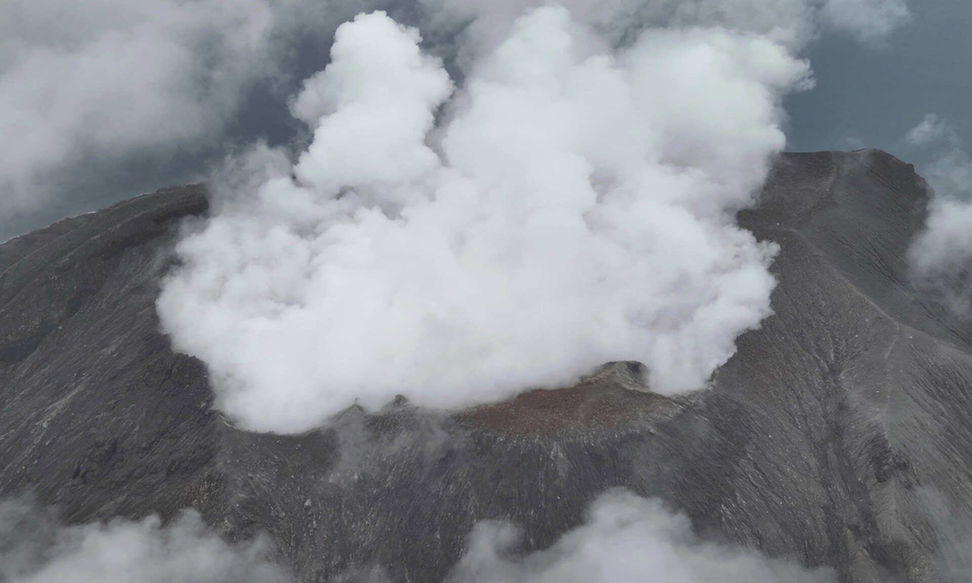Τρόμος στην Iνδονησία: Ξύπνησε το ηφαίστειο στο «Δαχτυλίδι της Φωτιάς» – Συναγερμός για τσουνάμι