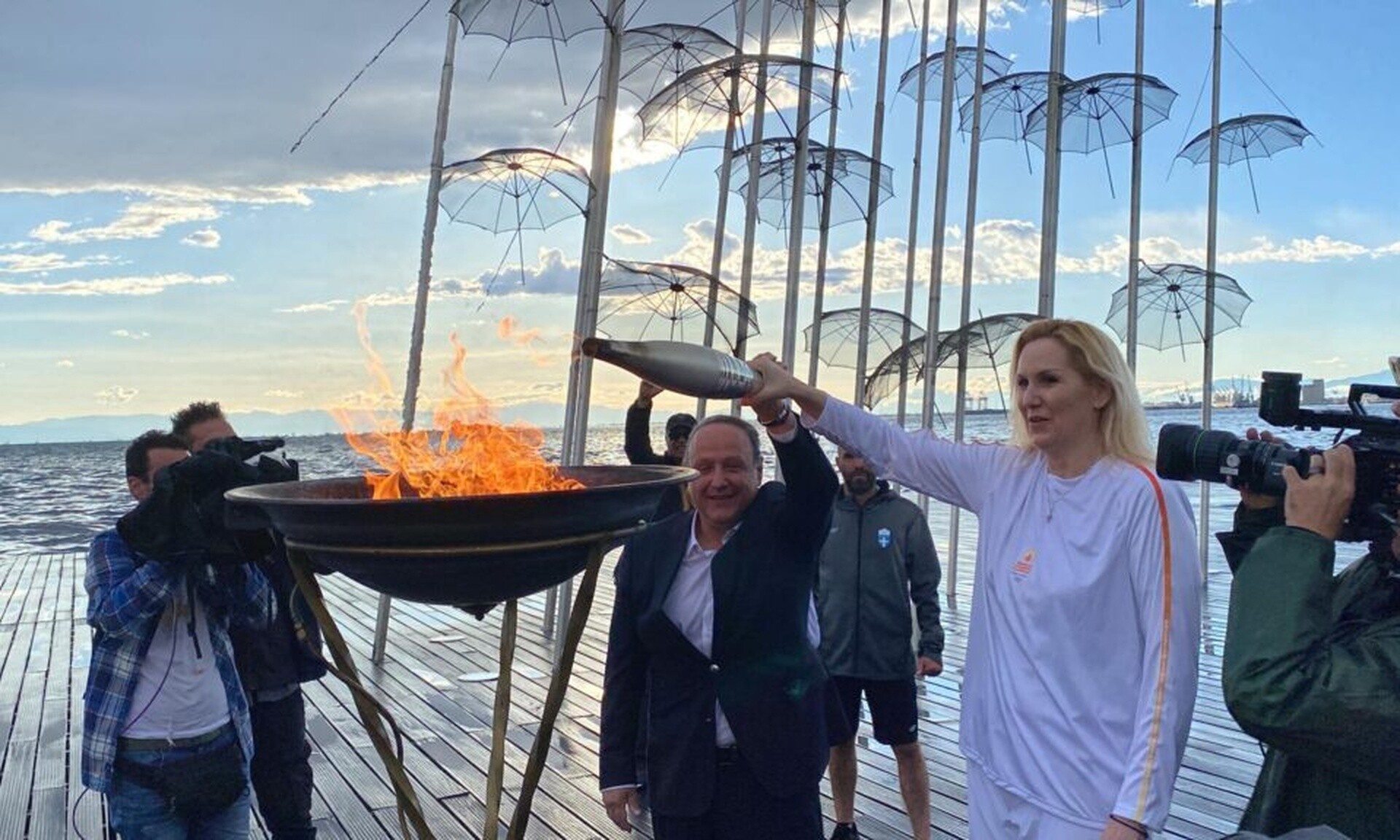 Θεσσαλονίκη: Η στιγμή που η Ολυμπιακή Φλόγα ανάβει στις Ομπρέλες του Ζογγολόπουλου