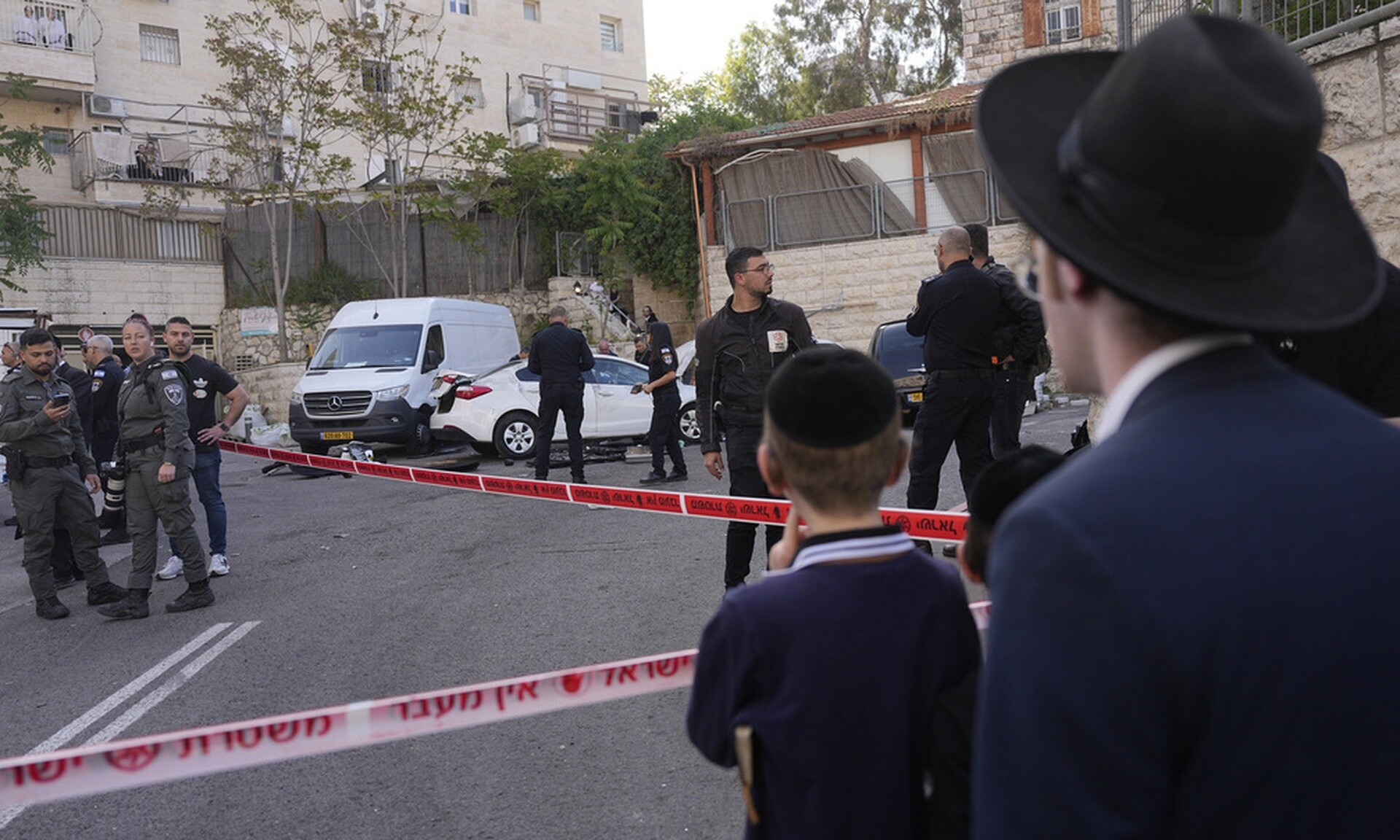 Iερουσαλήμ: Η δραματική στιγμή της επίθεσης την ημέρα εβραΐκού Πάσχα – «Κόλλησε» το όπλο του δράστη