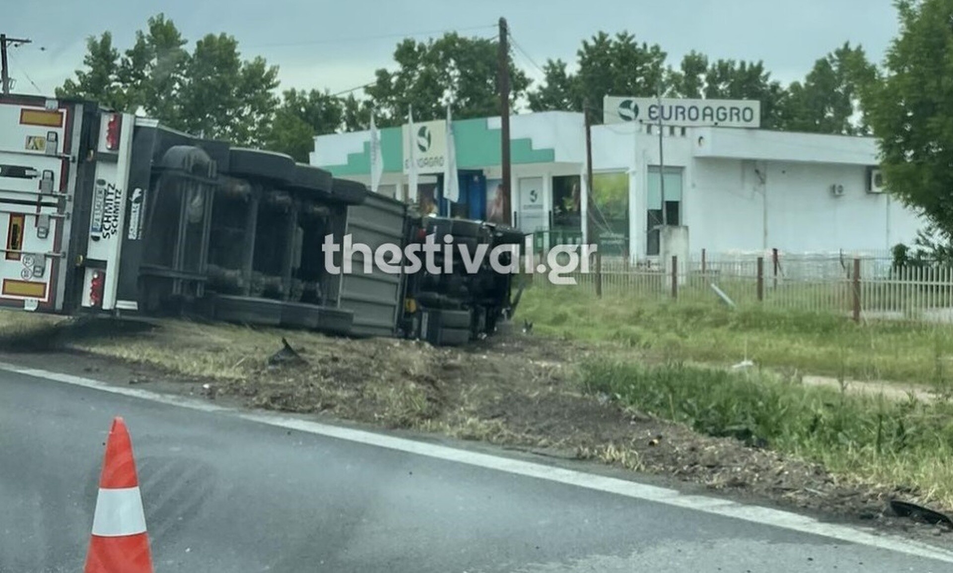 Θεσσαλονίκη: Τροχαίο με εκτροπή νταλίκας στη Χαλκηδόνα