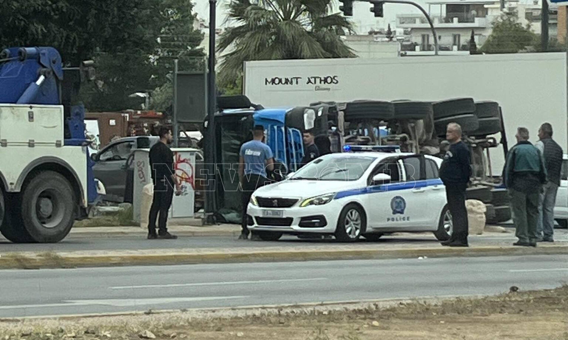 Γερανός στη Λεωφόρο Αθηνών για να απομακρύνει τη νταλίκα που ανετράπη στο ύψος του Χαϊδαρίου