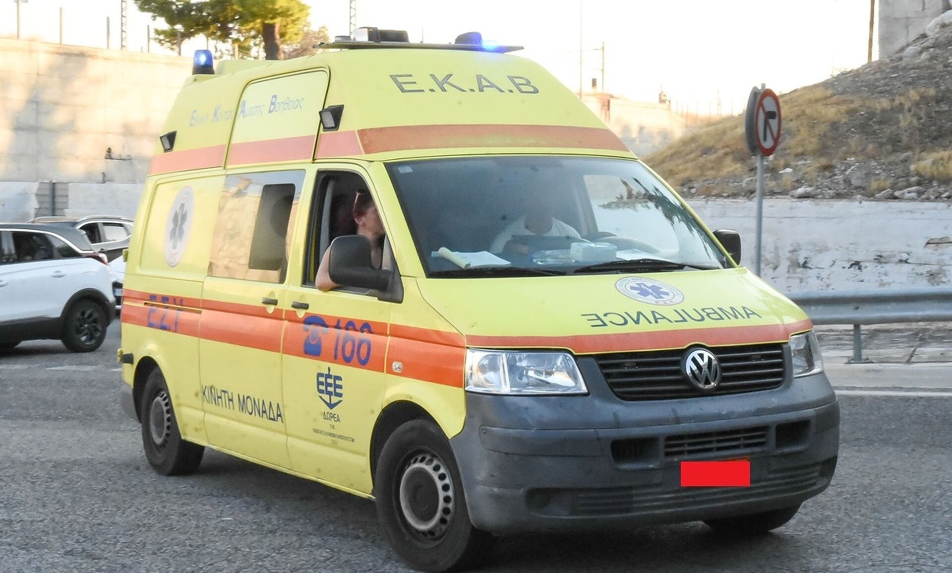 Τραγωδία στη Θεσσαλονίκη: Όχημα «καρφώθηκε» σε  φανάρι – Νεκρός ο 62χρονος οδηγός