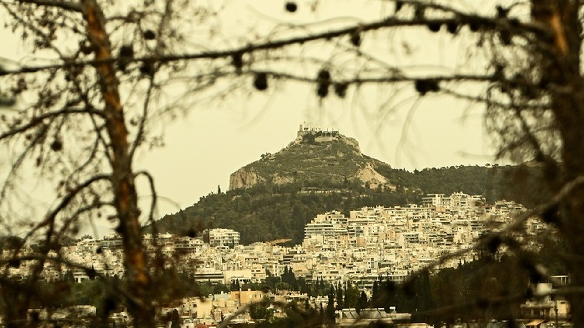 Ο απόκοσμος… πορτοκαλί ουρανός της Αθήνας: H Aφρικανική σκόνη κάλυψε τον Αττικό ουρανό