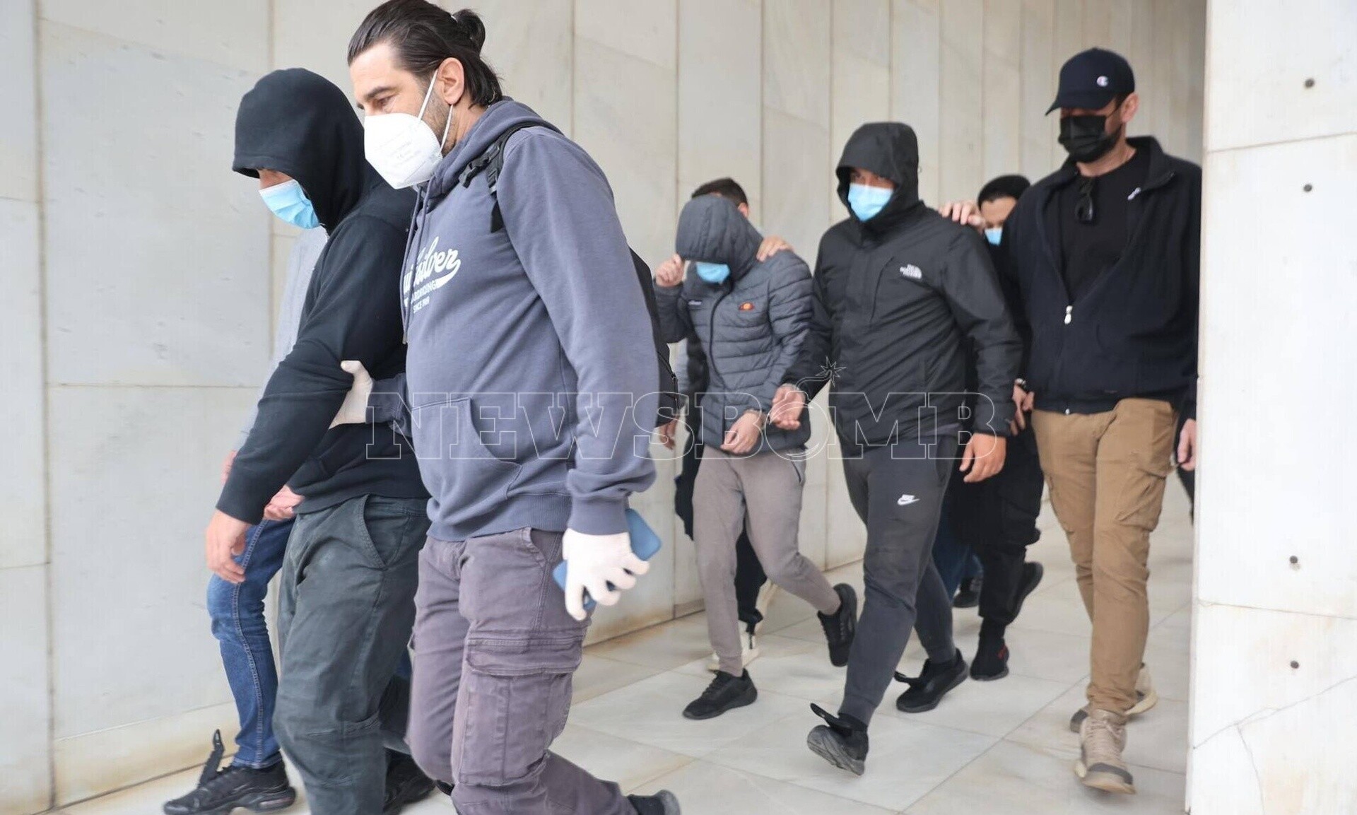 Ρέντη: Τι βρήκε η ΕΛ.ΑΣ. κατά τις έρευνες στα σπίτια των συλληφθέντων για την αθλητική βία
