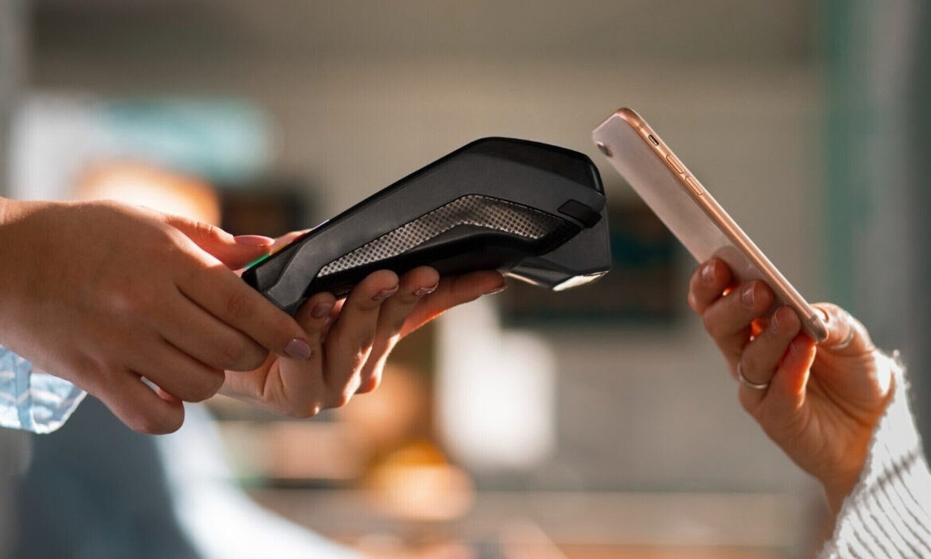 Νομοθετείται η μείωση κατά 50% των προμηθειών για συναλλαγές με POS