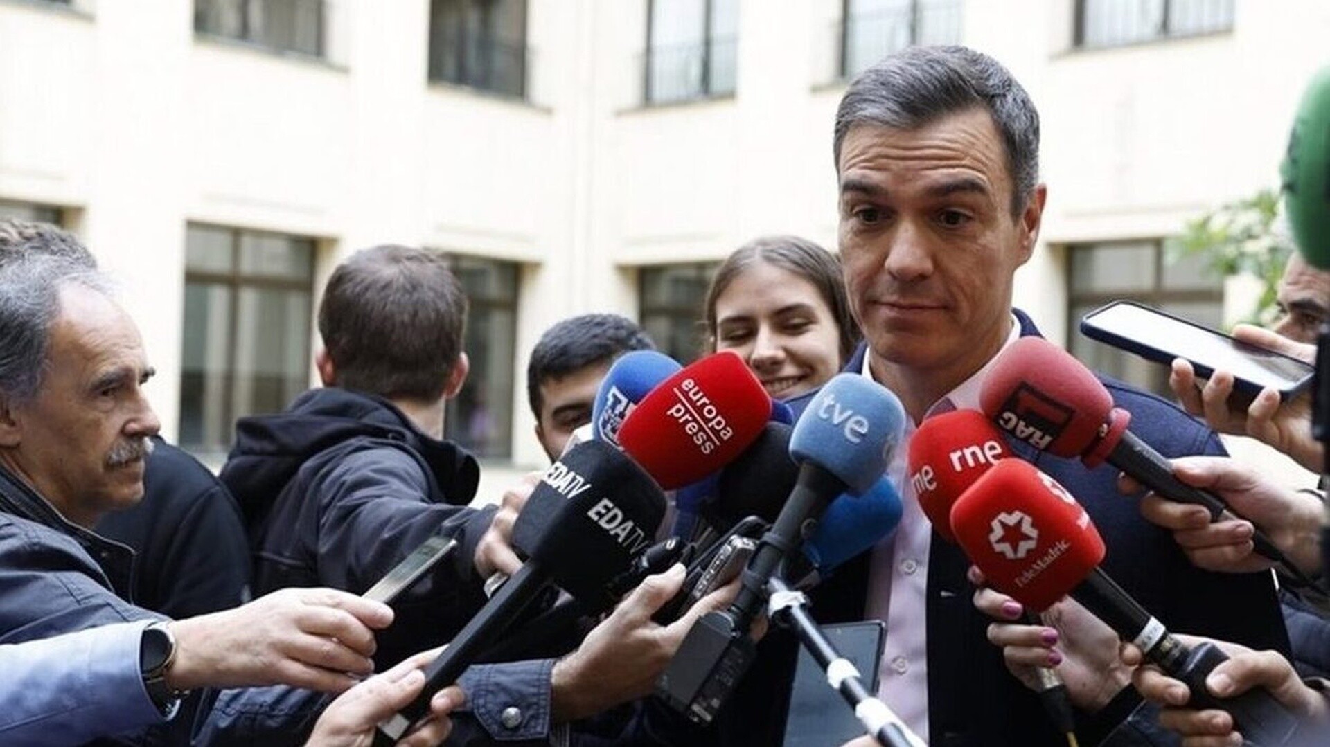 Σάντσεθ: Θα «σκεφτεί» αν θα παραμείνει πρωθυπουργός – Αναστέλλει την πολιτική ατζέντα του