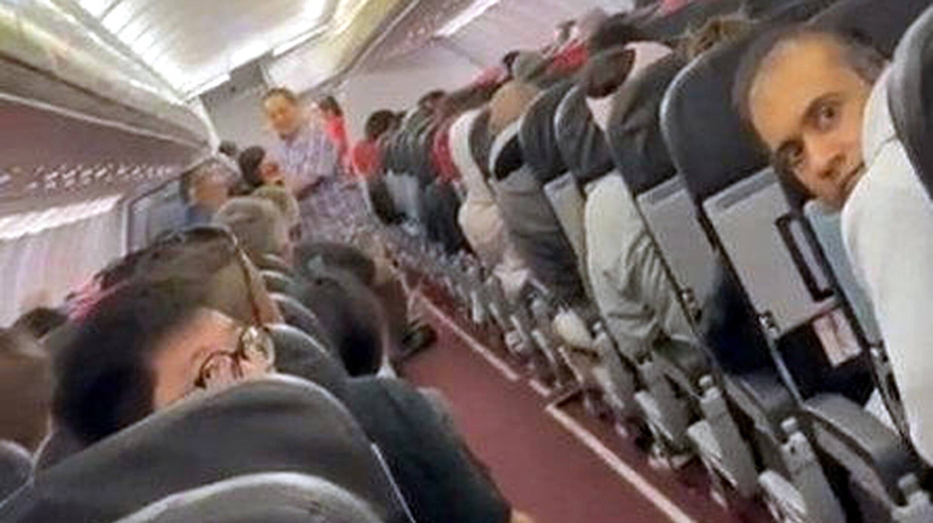 Πανικός σε πτήση από διακοπή ρεύματος – Οι επιβάτες ούρλιαζαν και πάλευαν να αναπνεύσουν