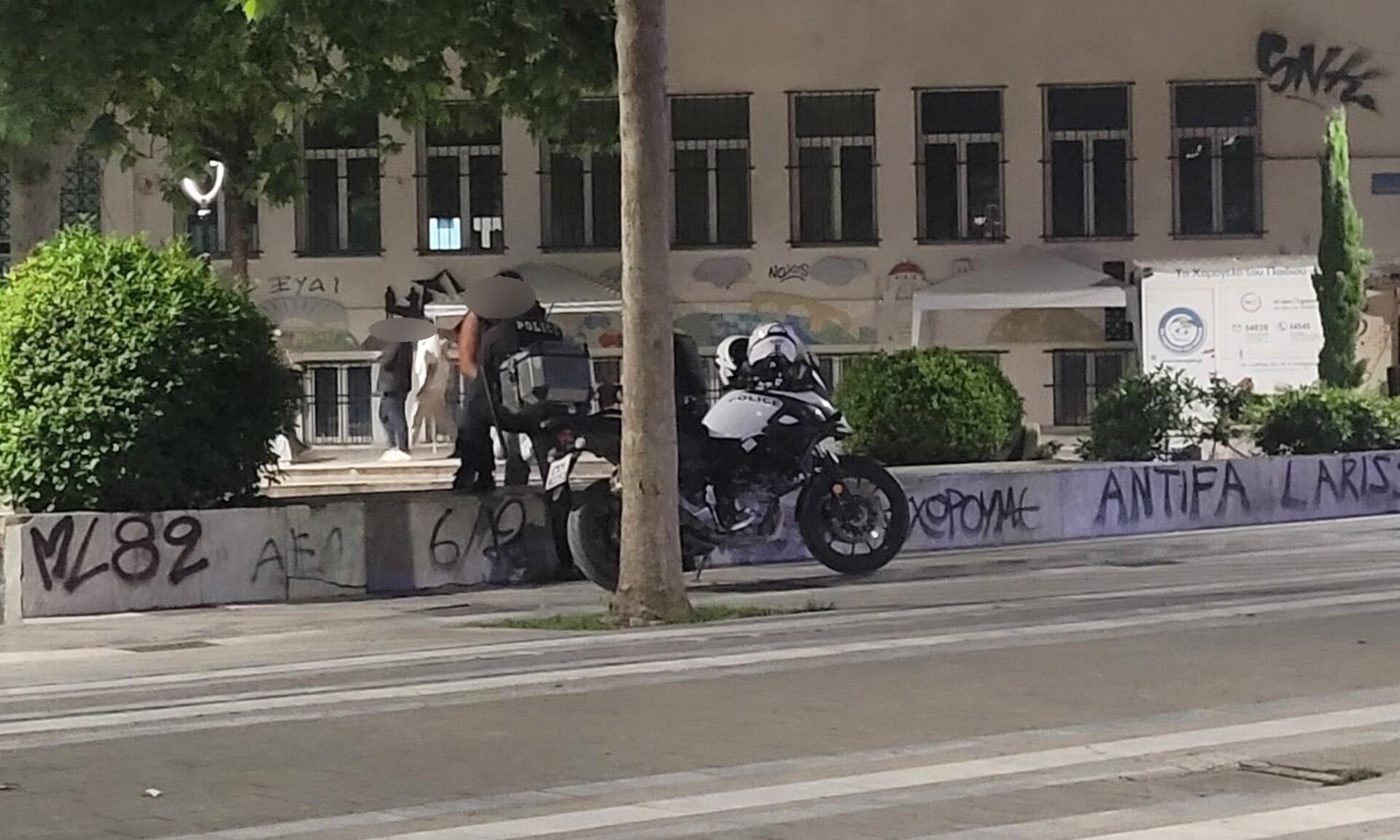 Αναστάτωση στη Λάρισα: Άνδρας άρχισε να βγάζει τα ρούχα του σε κοινή θέα!