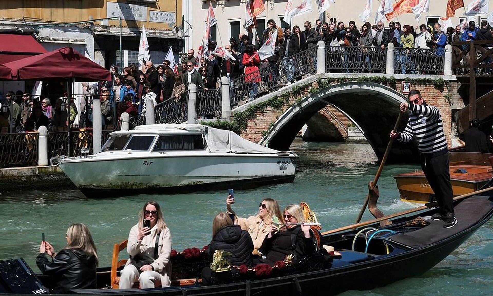 Βενετία: Διχάζει ο «τουριστικός φόρος» των 5 ευρώ – Συγκρούσεις αστυνομίας και κατοίκων