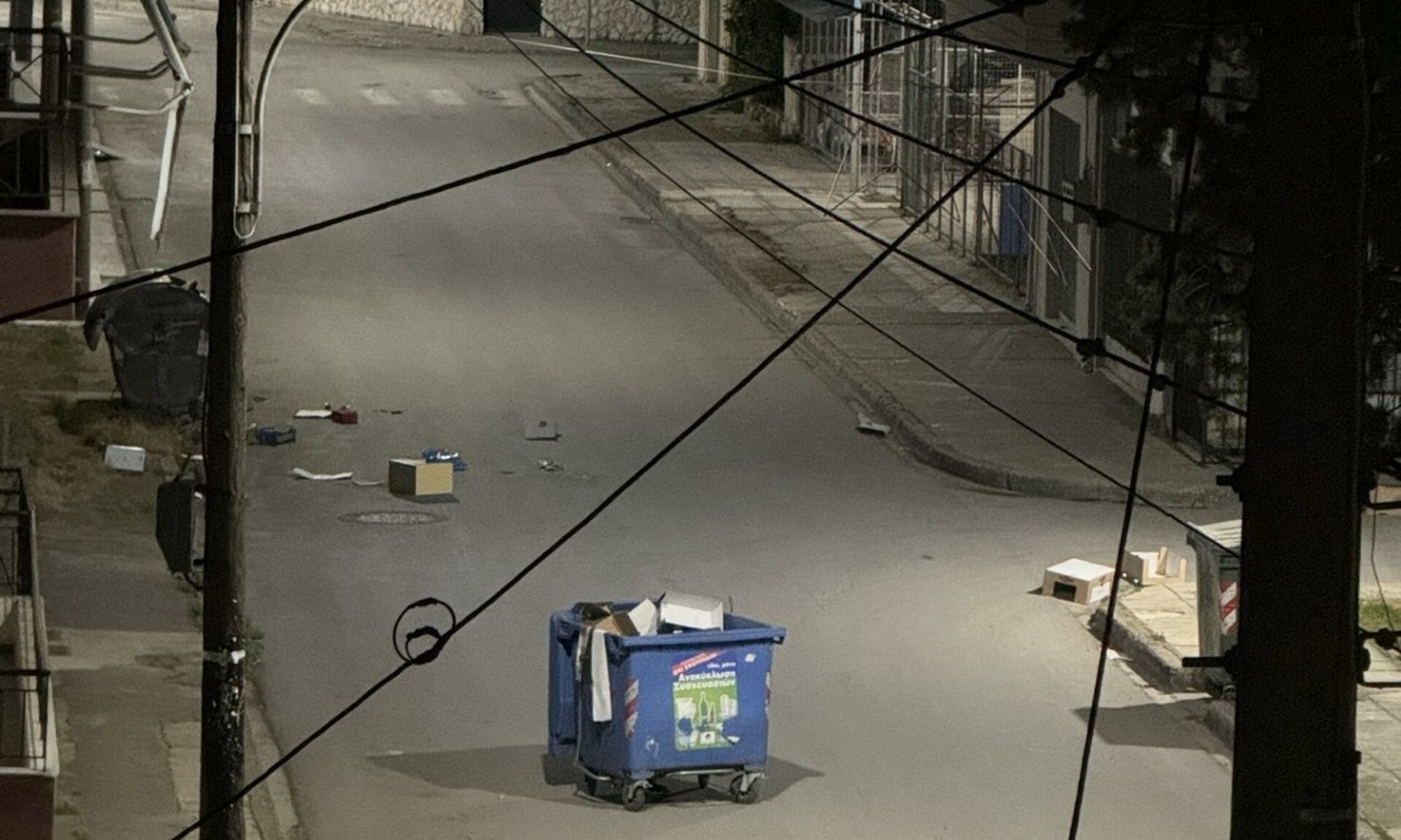Λάρισα: Ανήλικοι έστησαν οδοφράγματα με κάδους σε συνοικία και πετούσαν δυναμιτάκια σε βεράντες