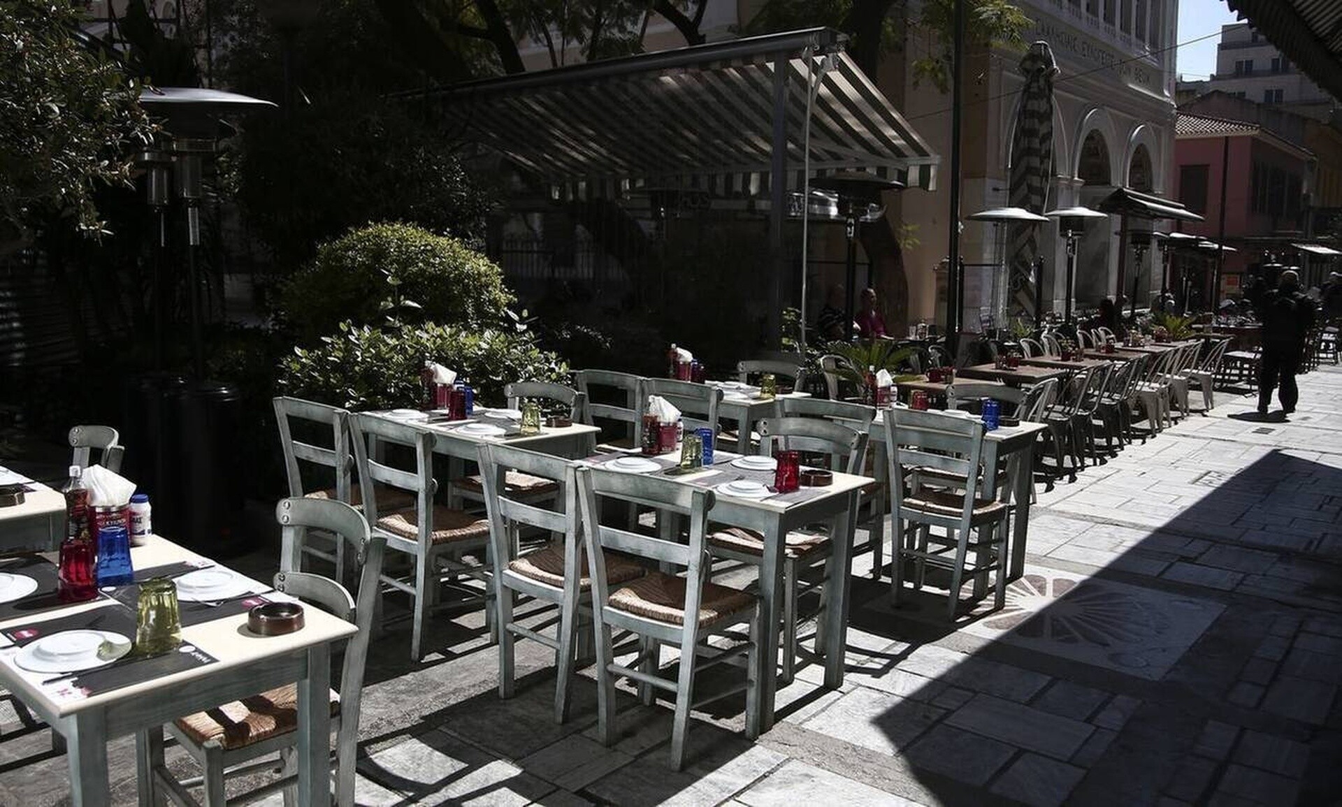 Αθήνα: Διπλασιάστικαν τα παράνομα τραπεζοκαθίσματα – Συνεχίζονται οι εντατικοί έλεγχοι