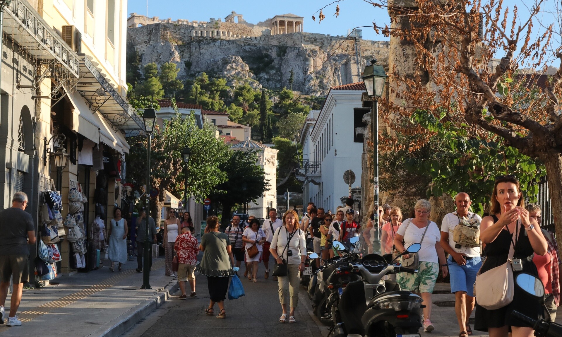 Πλάκα: Τα Airbnb δεν αφήνουν τους κατοίκους να βρουν ηρεμία… ούτε στα σπίτια τους