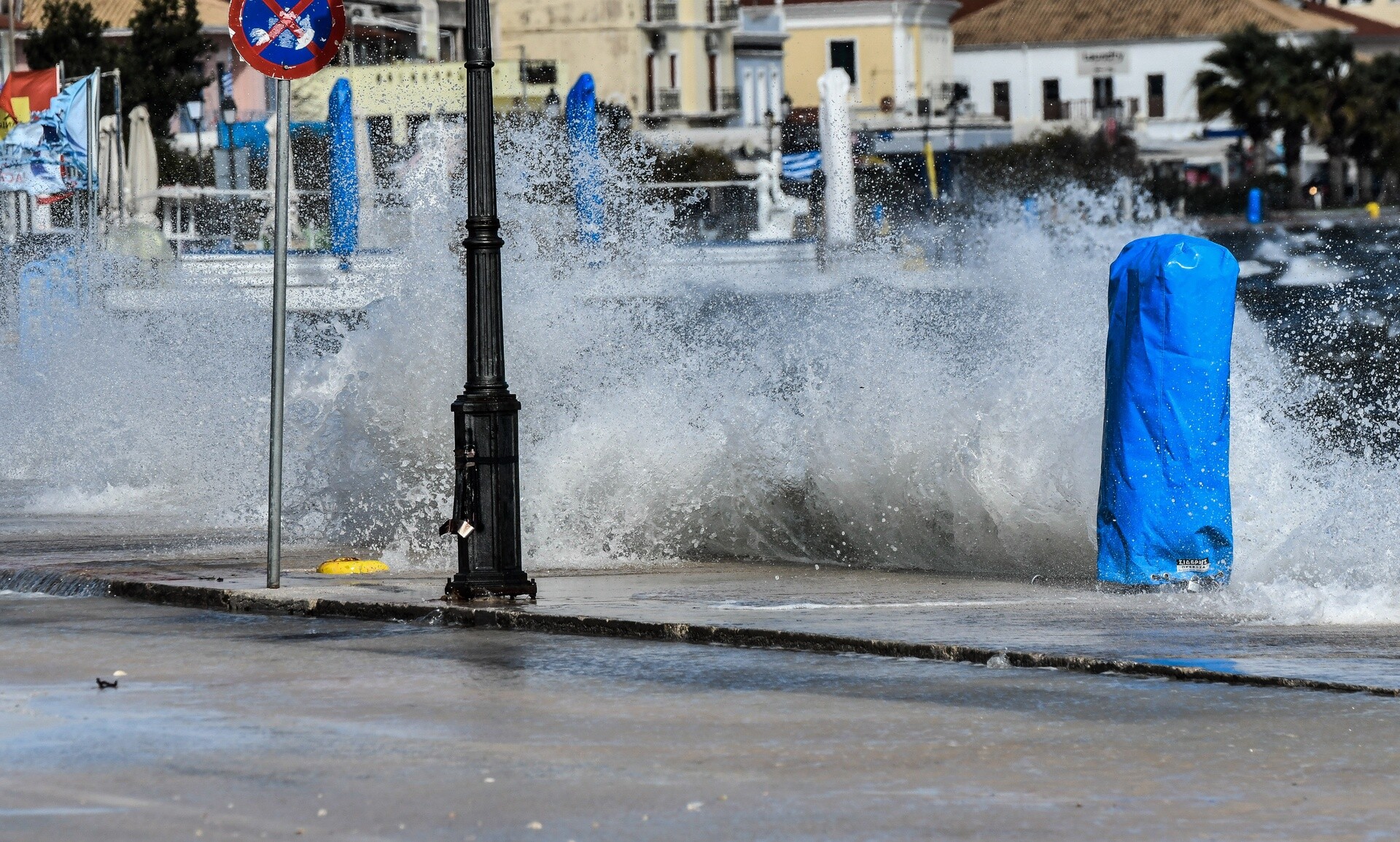 Λυσσομανάει ο άνεμος στο Αιγαίο –  Ριπές που έφτασαν τα 106 χιλιόμετρα την ώρα