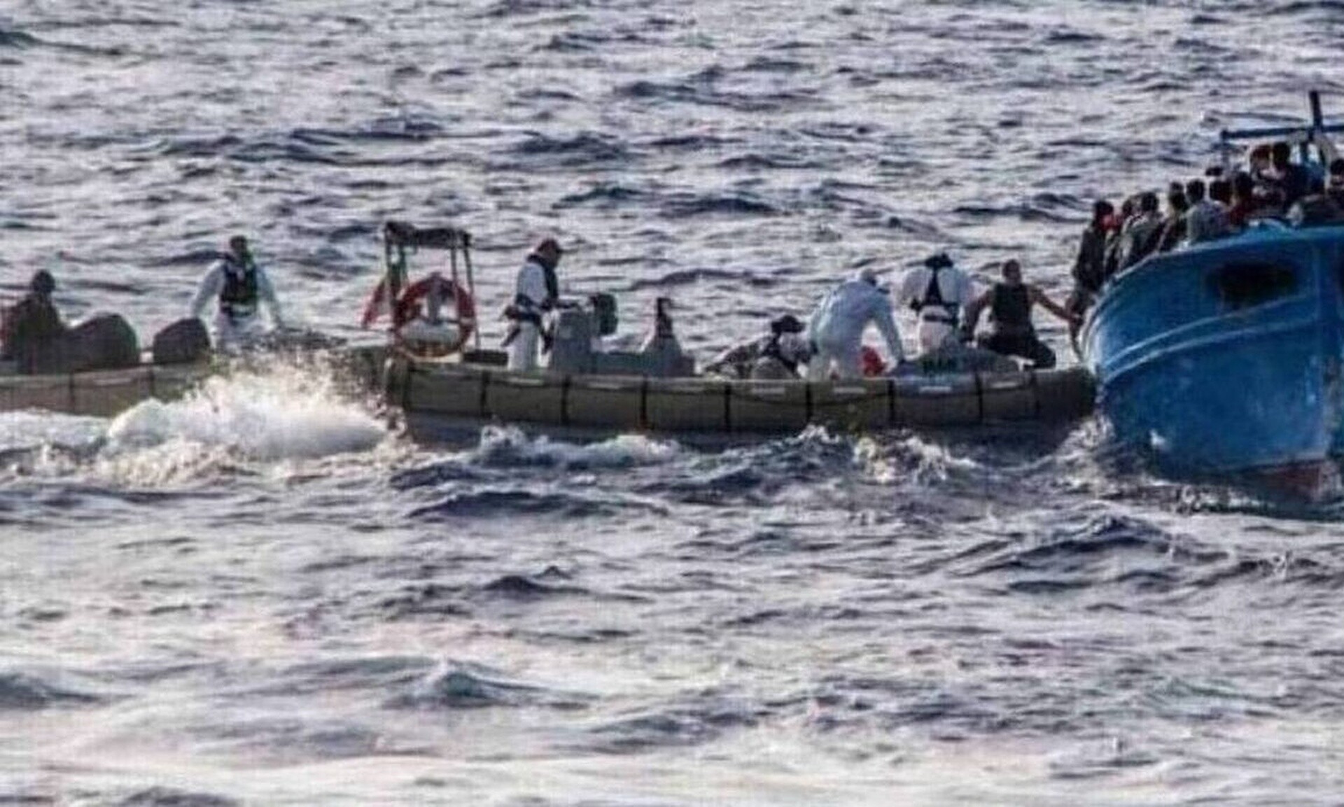 Βρετανία: Ξεκίνησαν οι απελάσεις μεταναστών στη Ρουάντα – Σε αντάλλαγμα 3.000 λίρες