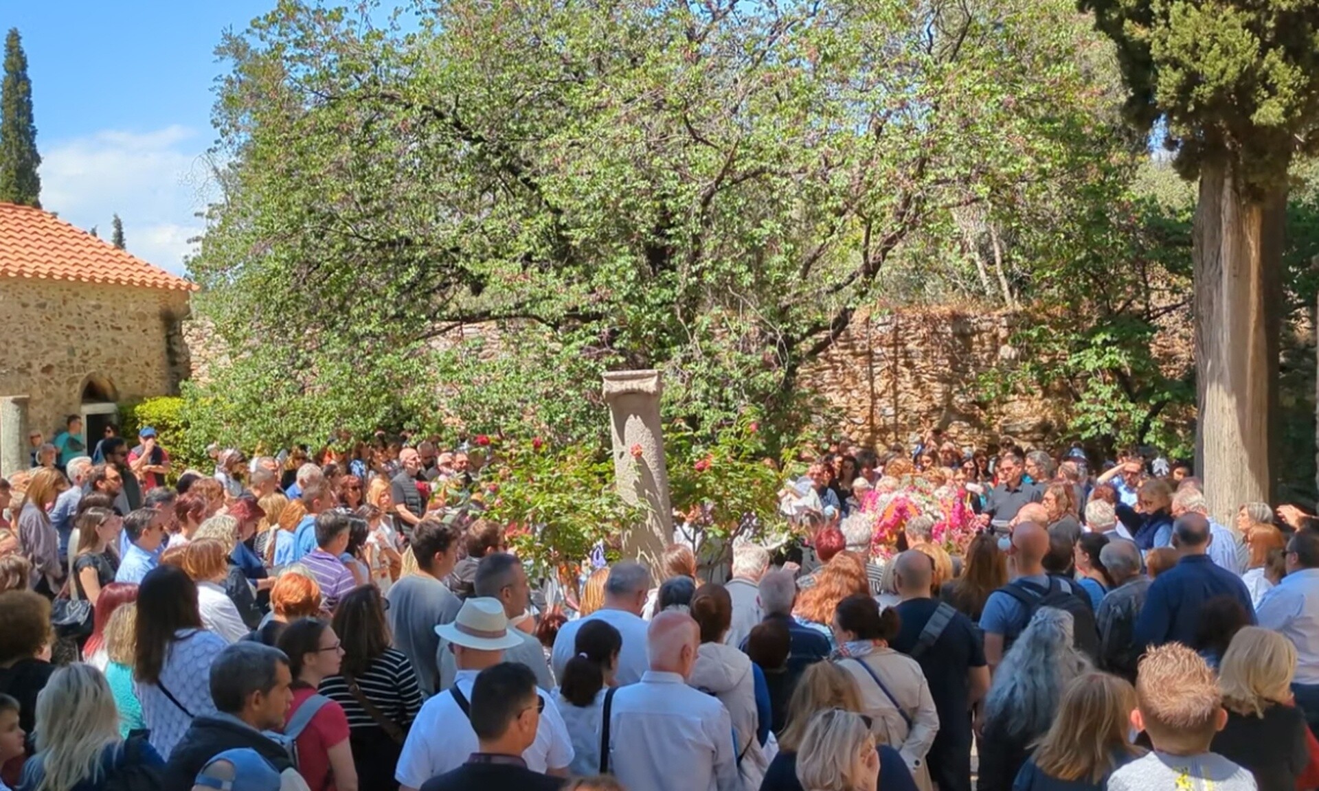 Μονή Καισαριανής: Πλήθος κόσμου για προσκύνημα στον Επιτάφιο (vid)