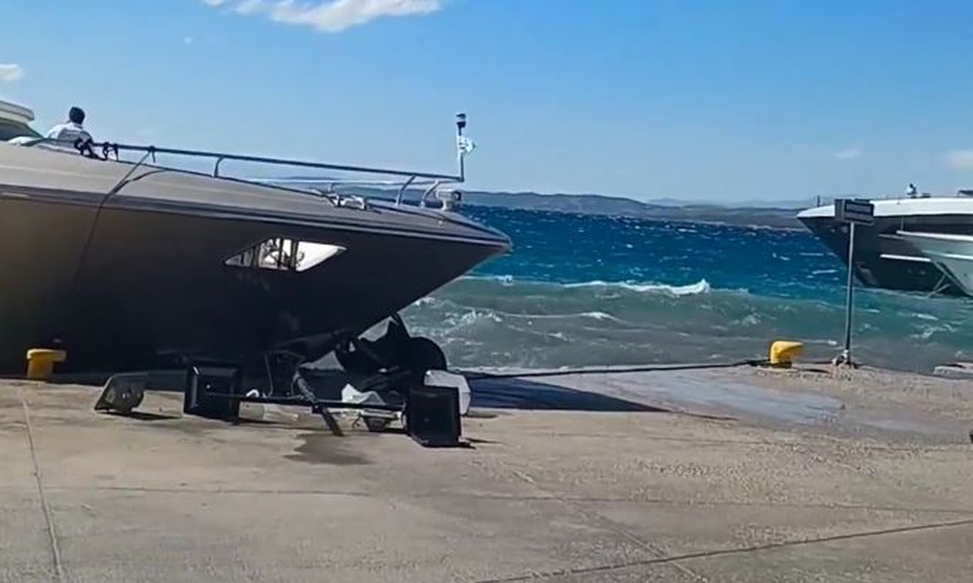 Προσάραξη σκάφους στις Σπέτσες – H θαλαμηγός χτύπησε στην προβλήτα