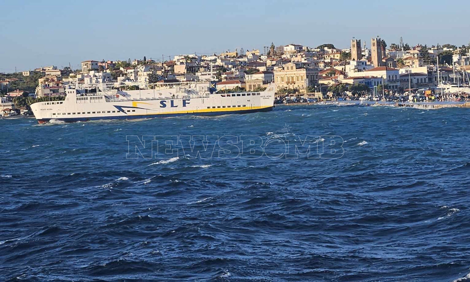 Αίγινα: Δεν μπορούν να δέσουν τα πλοία λόγω ανέμων – Στην αναμονή εν μέσω τρικυμίας οι επιβάτες