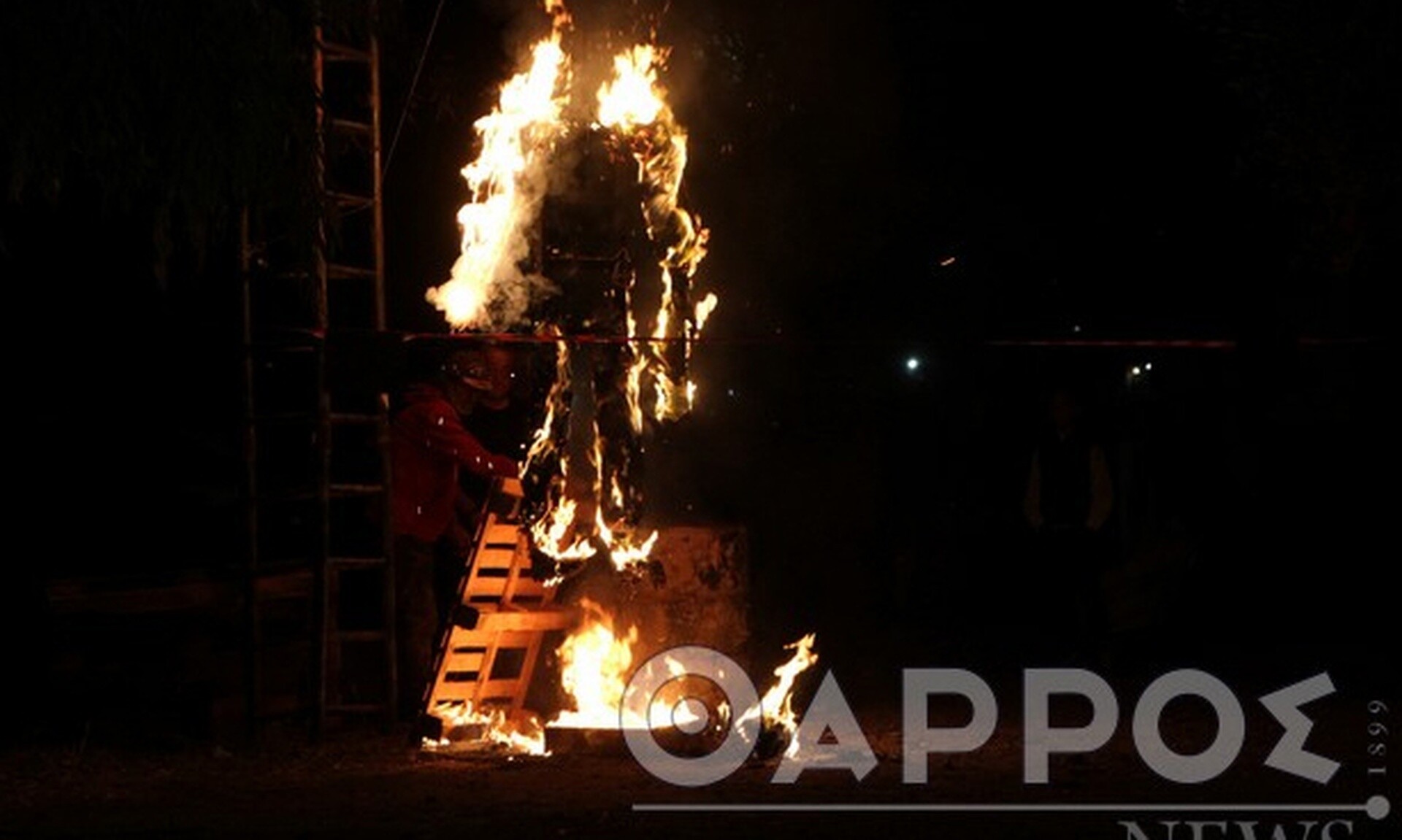 Καλαμάτα: Αναβίωσε και φέτος το κάψιμο του Ιούδα – To έθιμο που «ξορκίζει» την προδοσία