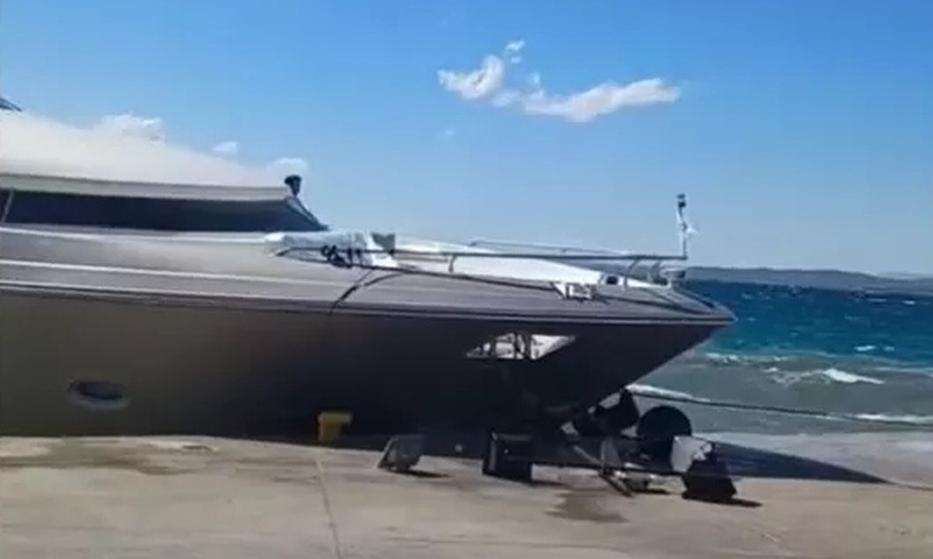 Σπέτσες: Σε εξέλιξη η επιχείρηση ρυμούλκησης της θαλαμηγού που χτύπησε στην προβλήτα