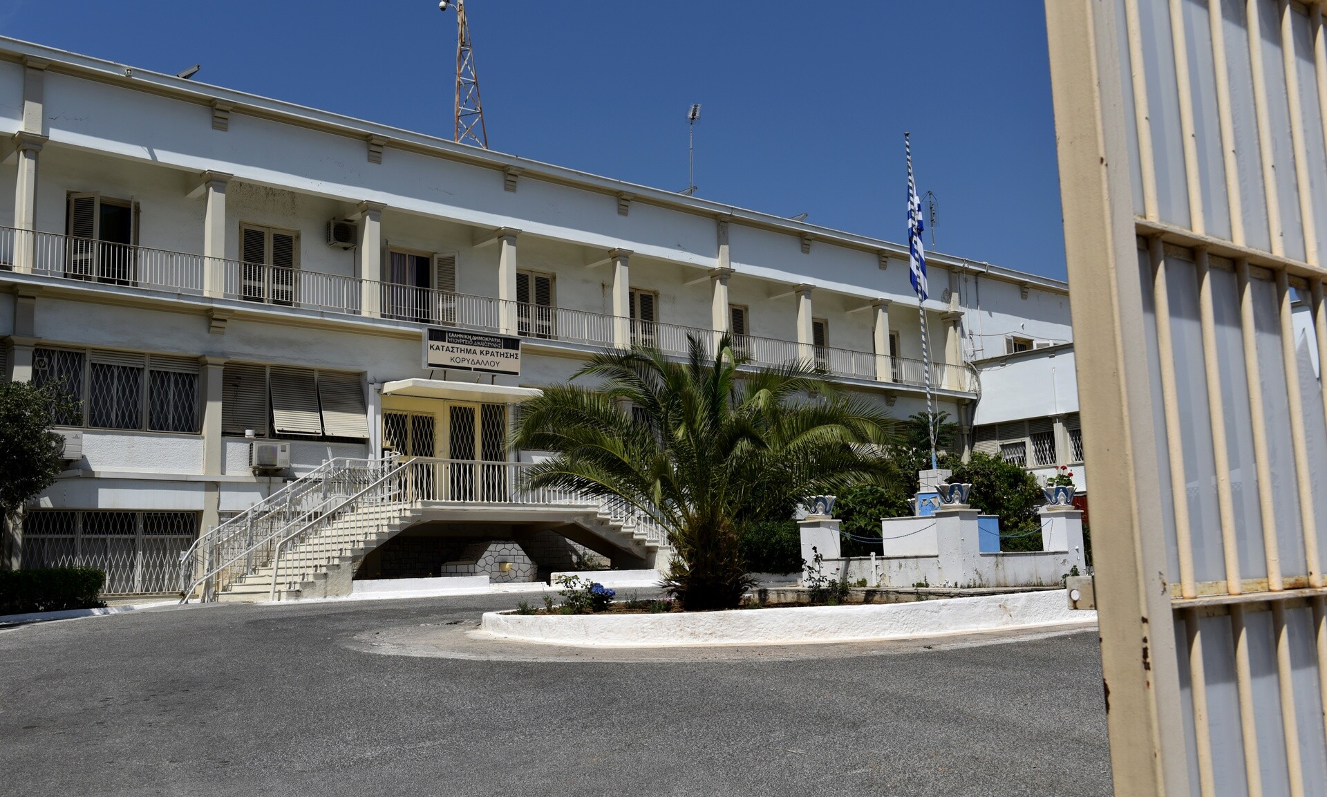 Έφοδος στον Κορυδαλλό μετά την Ανάσταση – Στο κελί 113, είχαν «χτίσει» στον τοίχο όπλο σε κομμάτια