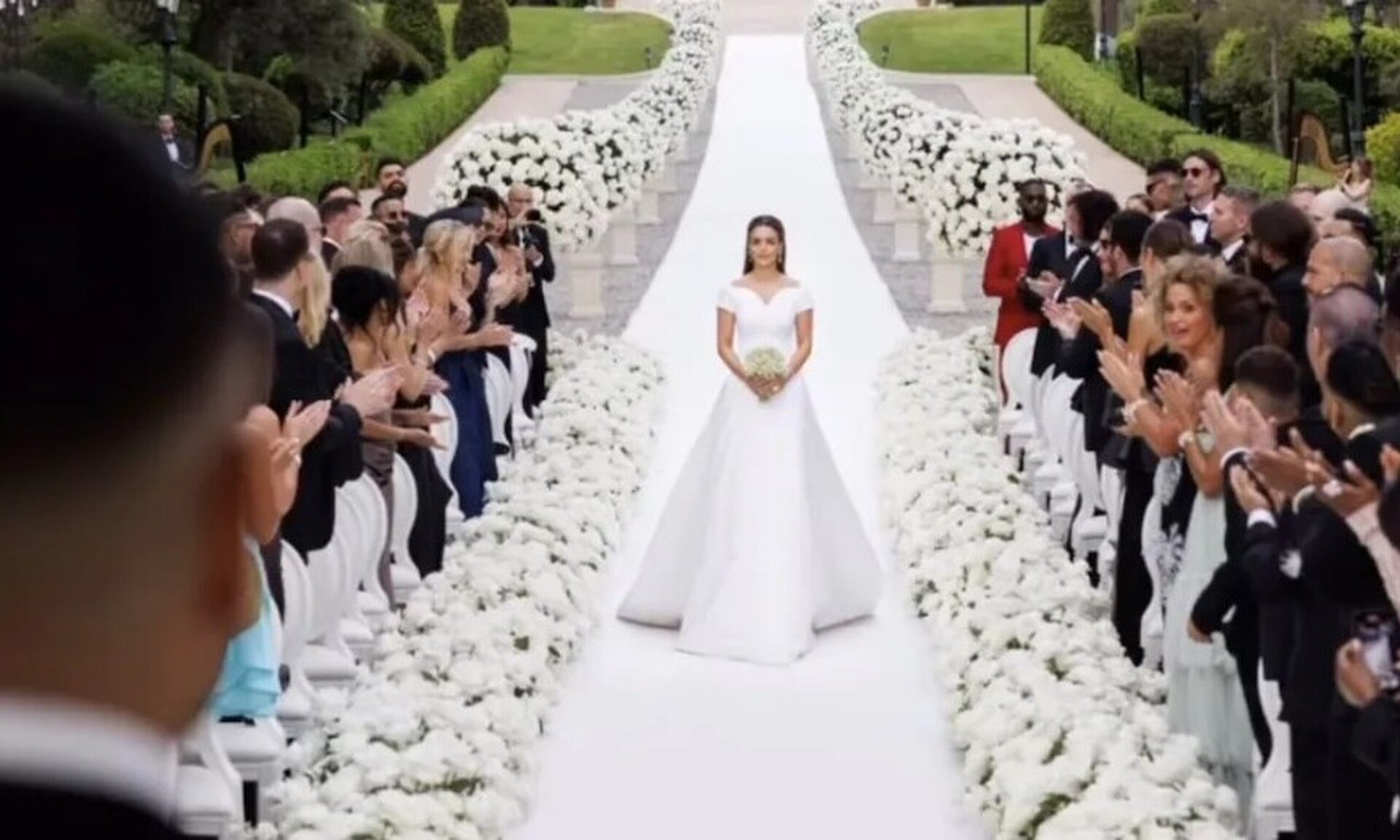 Ο γάμος της χρονιάς: Οι VIP καλεσμένοι και το νυφικό «κόσμημα» που έκανε να φτιαχτεί… 540 ώρες